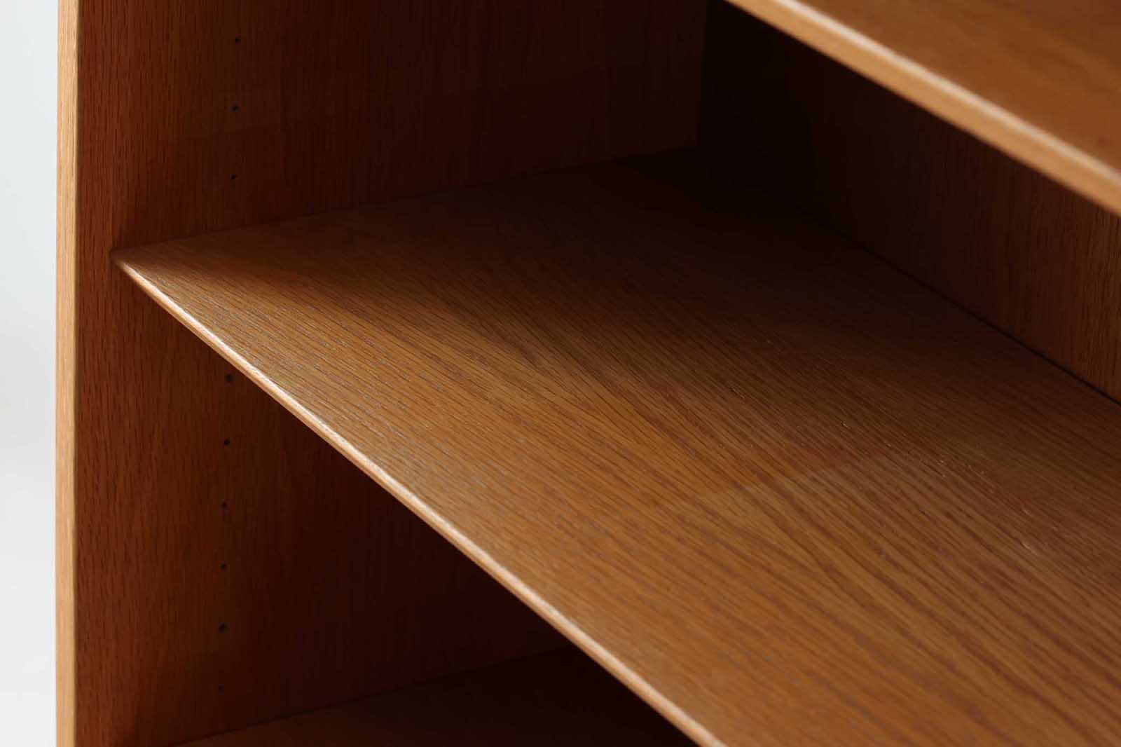 Hundevad&amp;amp;Co社製の造りが良いブックシェルフです。良質なオーク材が使用されています。大型で様々な本が収納可能です。PoulHundevadならではの棚板前面のスリットとタボが見えない設計により非常にすっきりとした印象に仕上がっています。