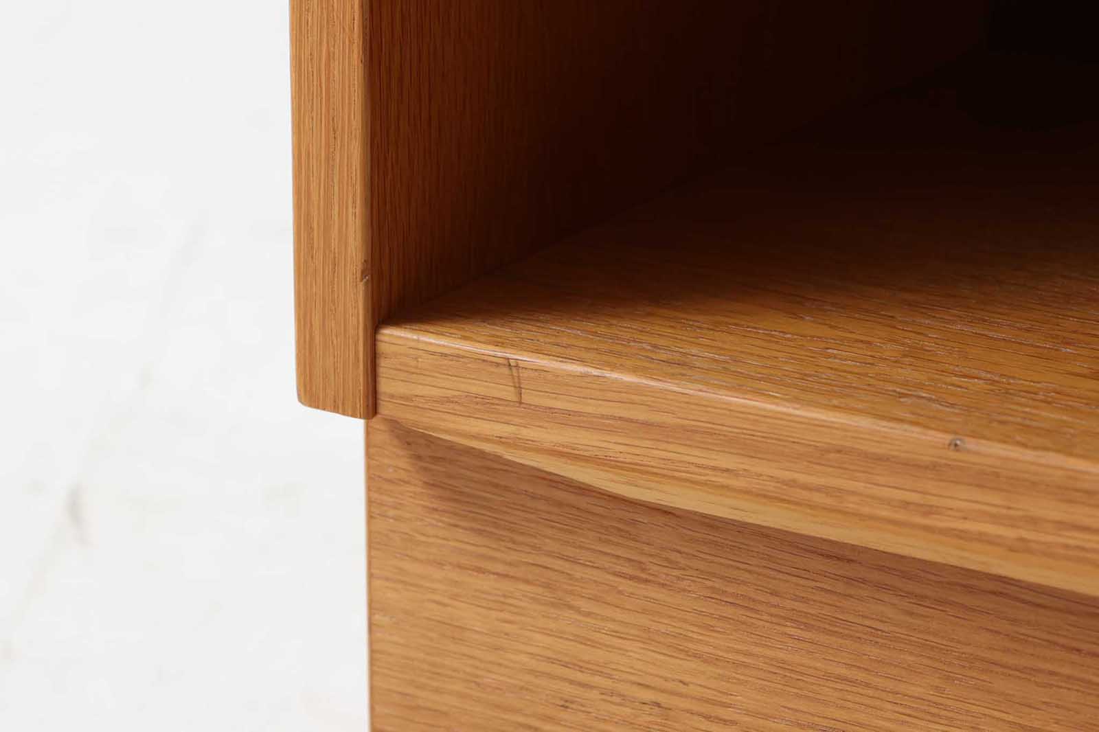 Hundevad&amp;amp;Co社製の造りが良いブックシェルフです。良質なオーク材が使用されています。大型で様々な本が収納可能です。PoulHundevadならではの棚板前面のスリットとタボが見えない設計により非常にすっきりとした印象に仕上がっています。