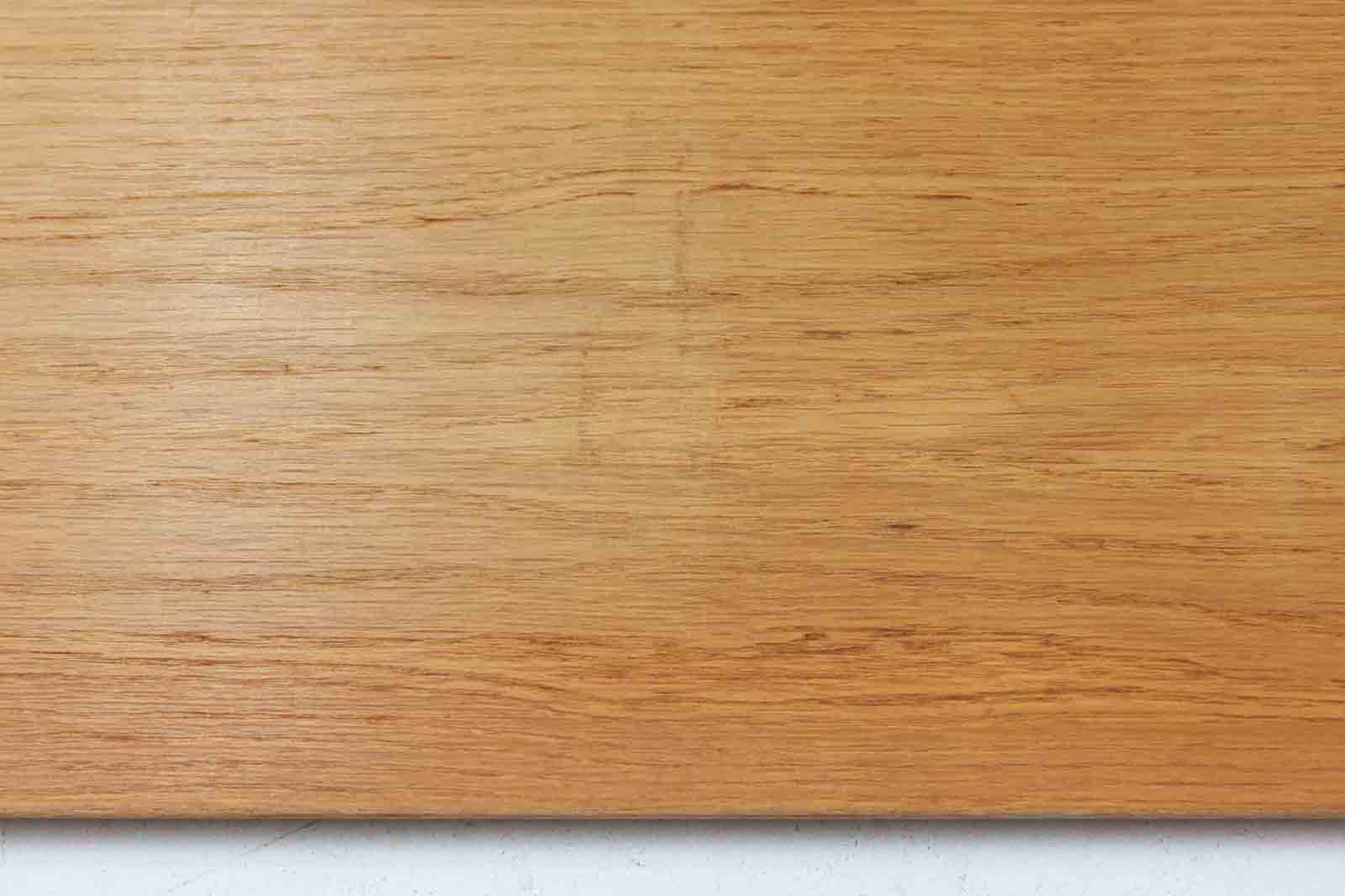 Hundevad&amp;amp;Co社製の造りが良いブックシェルフです。良質なオーク材が使用されています。大型で様々な本が収納可能です。PoulHundevadならではの棚板前面のスリットとタボが見えない設計により非常にすっきりとした印象に仕上がっています。