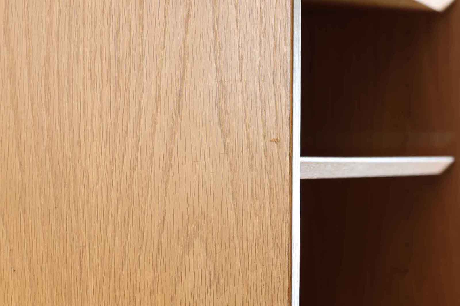 Hundevad&amp;amp;Co社製の造りが良いブックシェルフです。良質なオーク材が使用されています。大型で様々な本が収納可能です。PoulHundevadならではの棚板前面のスリットとタボが見えない設計により非常にすっきりとした印象に仕上がっています。