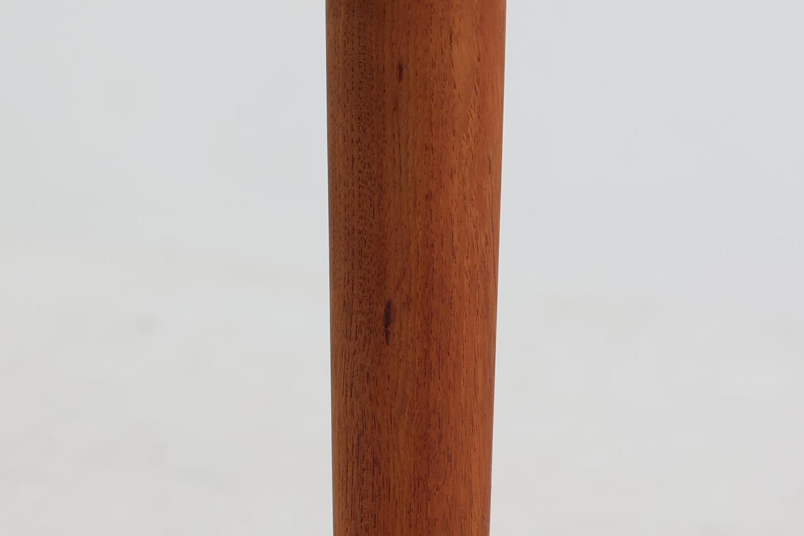 北欧より買い付けたエクステンションダイニングテーブルです。デンマークを代表する家具メーカー"OmannJun"ならではの幕板や脚の形状など、シンプルな中にも拘りを感じさせてくれます。良質なチーク材の綺麗な木目が特徴的です。使用目的によって、さっと天板を広げる事が出来ますので、大変便利です。