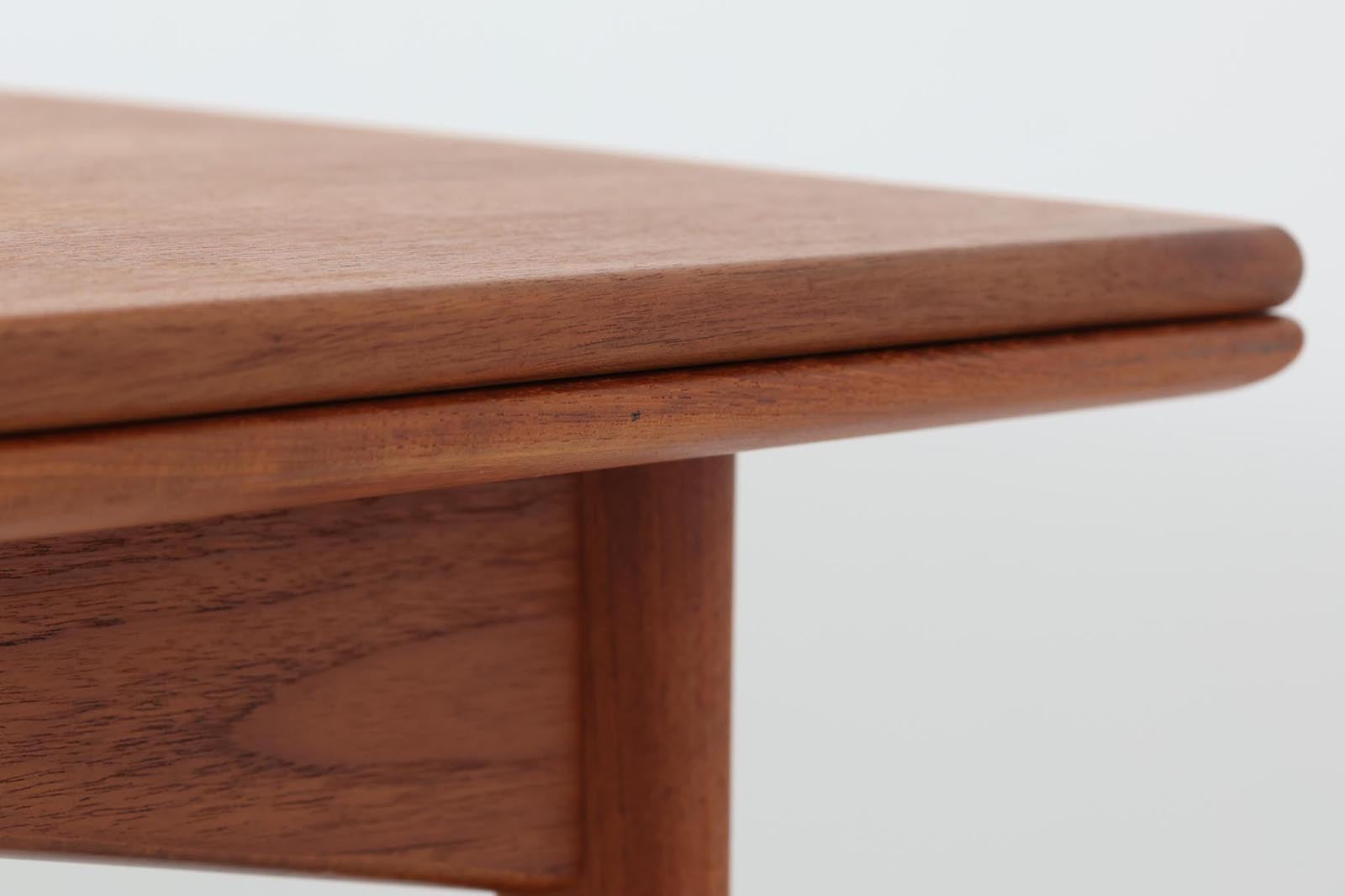 北欧より買い付けたエクステンションダイニングテーブルです。デンマークを代表する家具メーカー"OmannJun"ならではの幕板や脚の形状など、シンプルな中にも拘りを感じさせてくれます。良質なチーク材の綺麗な木目が特徴的です。使用目的によって、さっと天板を広げる事が出来ますので、大変便利です。