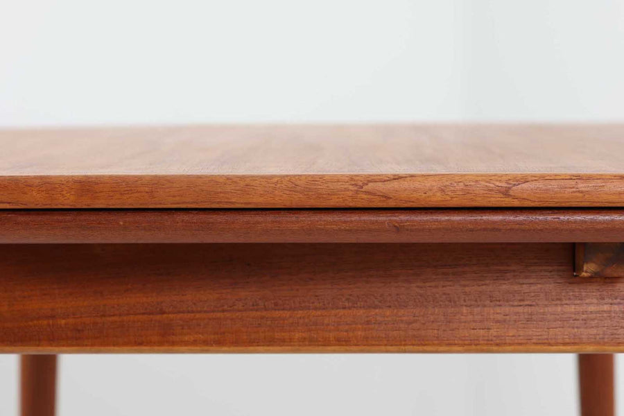 北欧より買い付けたエクステンションダイニングテーブルです。デンマークを代表する家具メーカー"OmannJun"ならではの幕板や脚の形状など、シンプルな中にも拘りを感じさせてくれます。良質なチーク材の綺麗な木目が特徴的です。使用目的によって、さっと天板を広げる事が出来ますので、大変便利です。