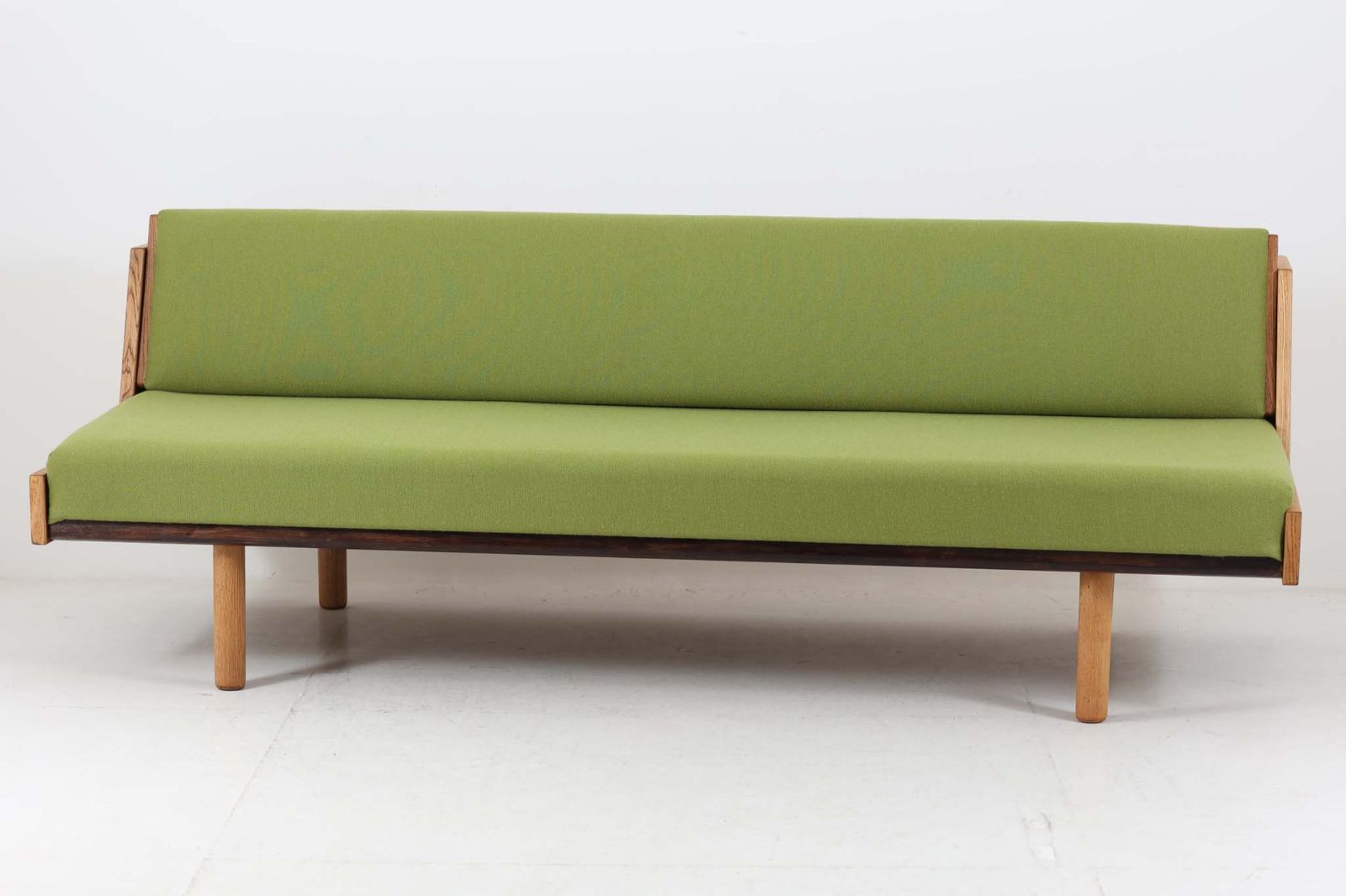 北欧より買い付けたGETAmA社製デイベッドです。学生寮の為にデザインされた物で、無駄な装飾を省いたフレキシブルなソファです。名前の通り、背もたれを上げるとベッドになります。GETAmA社は元々ベッドメーカーの為、寝心地も良好です。近年ますます入手が難しくなっている、希少な丸脚モデルです。こちらのモデルはマットが本体に固定されている希少なタイプとなります。