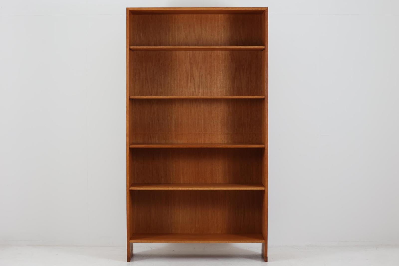 北欧より買い付けたHansJ.Wegnerデザインのブックシェルフです。彼のキャビネット類を数多く手がけたRYmobler社製の本棚です。本体はオーク材が使用されています。シンプルなデザインながらも要所要所にウェグナーらしいデザインが施してあり、実用性にも優れている逸品です。