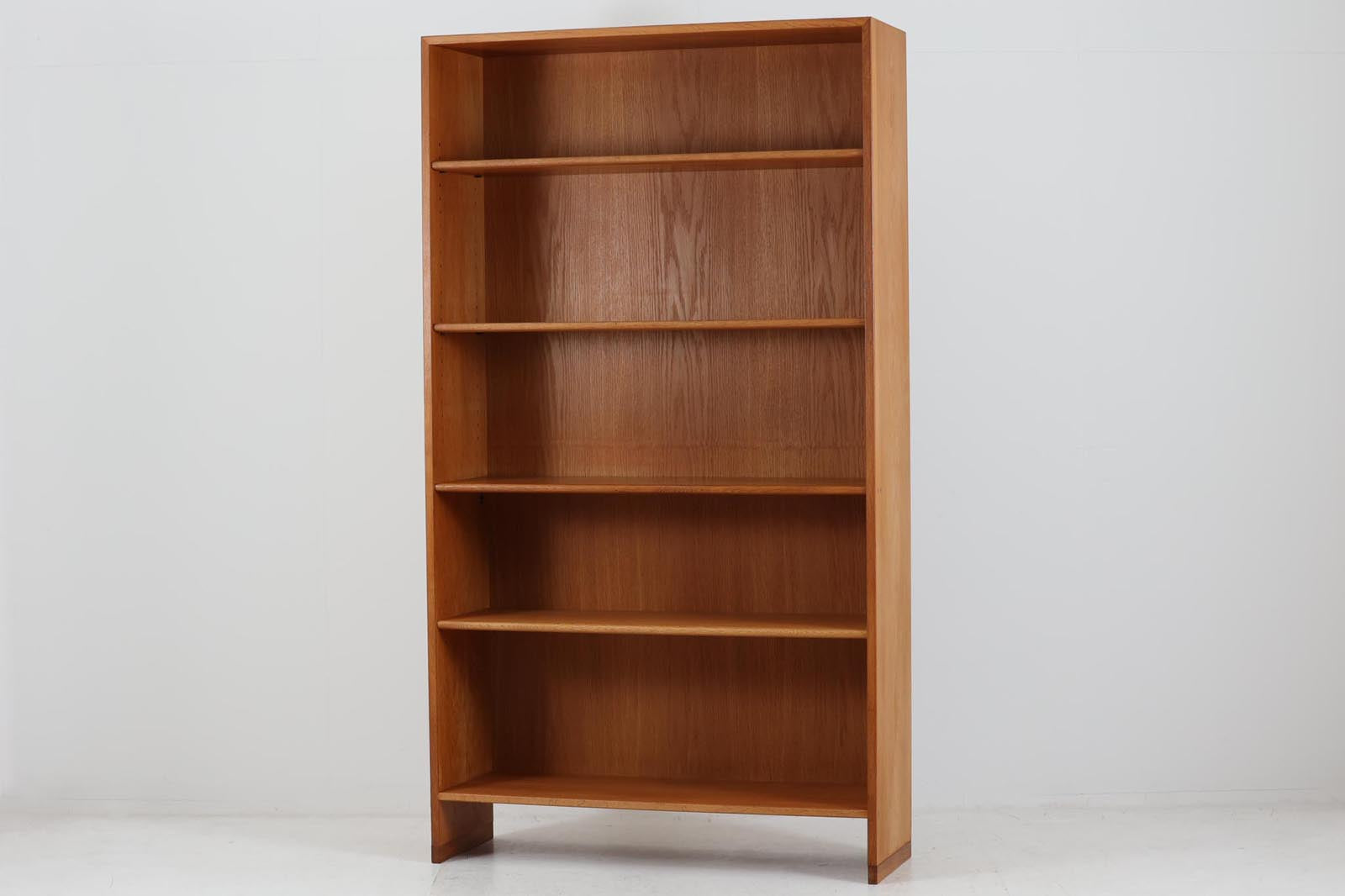北欧より買い付けたHansJ.Wegnerデザインのブックシェルフです。彼のキャビネット類を数多く手がけたRYmobler社製の本棚です。本体はオーク材が使用されています。シンプルなデザインながらも要所要所にウェグナーらしいデザインが施してあり、実用性にも優れている逸品です。