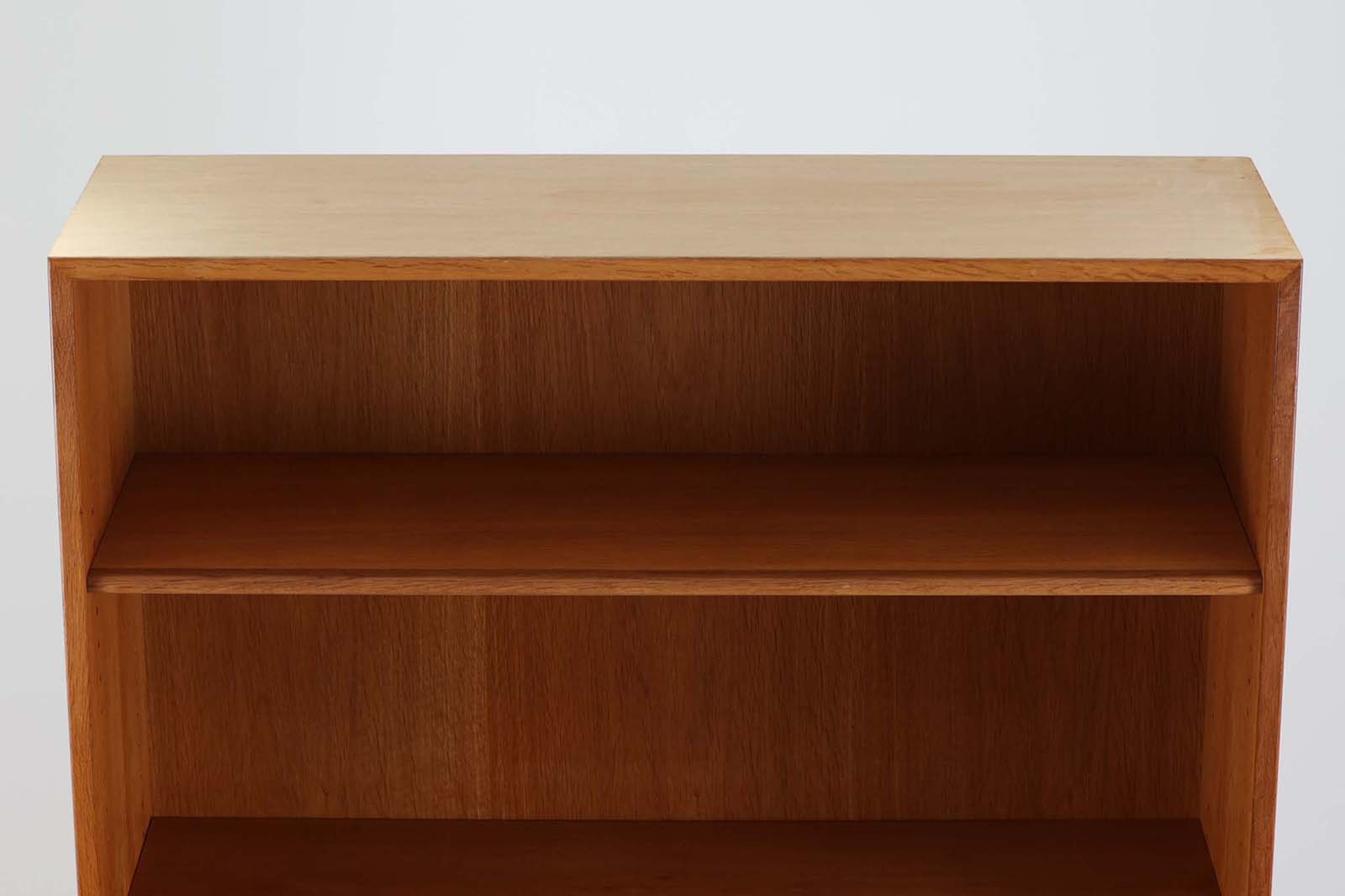 北欧より買い付けたHansJ.Wegnerデザインのブックシェルフです。彼のキャビネット類を数多く手がけたRYmobler社製の本棚です。本体はオーク材が使用されています。シンプルなデザインながらも要所要所にウェグナーらしいデザインが施してあり、実用性にも優れている逸品です。