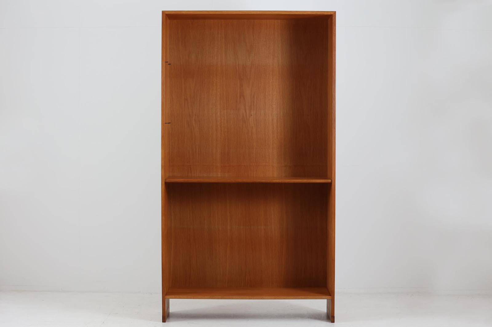 北欧より買い付けたHansJ.Wegnerデザインのブックシェルフです。彼のキャビネット類を数多く手がけたRYmobler社製の本棚です。本体はオーク材が使用されています。シンプルなデザインながらも要所要所にウェグナーらしいデザインが施してあり、実用性にも優れている逸品です。