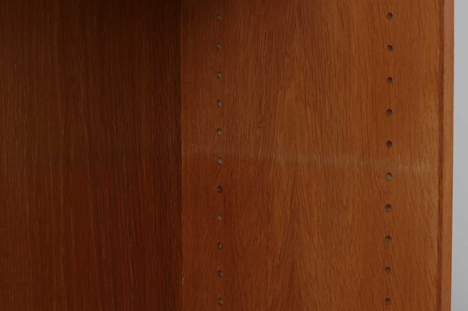 北欧より買い付けたHansJ.Wegnerデザインのブックシェルフです。彼のキャビネット類を数多く手がけたRYmobler社製の本棚です。本体はオーク材が使用されています。シンプルなデザインながらも要所要所にウェグナーらしいデザインが施してあり、実用性にも優れている逸品です。