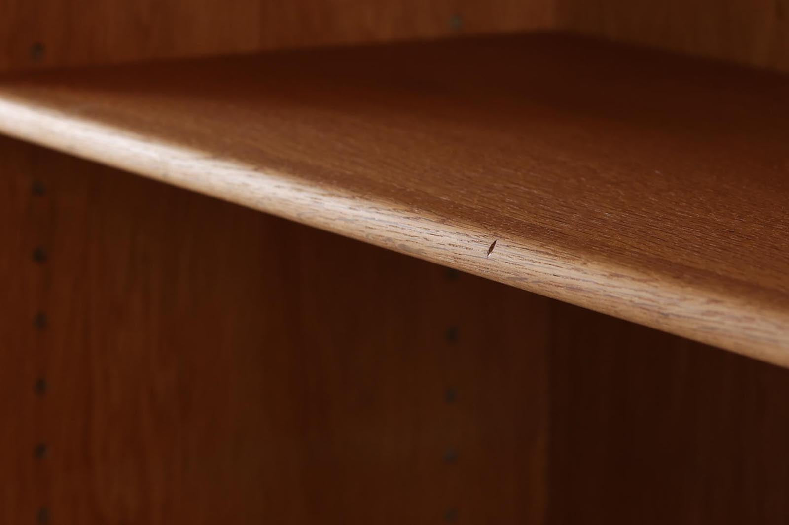 北欧より買い付けたHansJ.Wegnerデザインのブックシェルフです。彼のキャビネット類を数多く手がけたRYmobler社製の本棚です。本体はオーク材が使用されています。シンプルなデザインながらも要所要所にウェグナーらしいデザインが施してあり、実用性にも優れている逸品です。