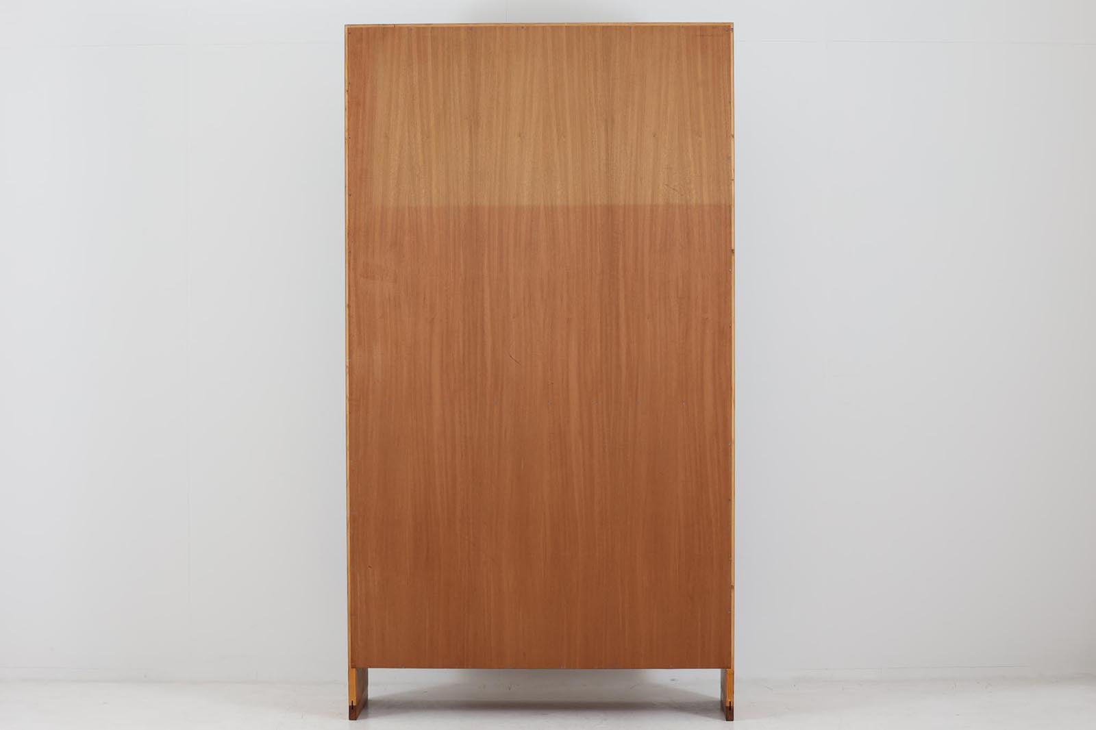 北欧より買い付けたHansJ.Wegnerデザインのブックシェルフです。彼のキャビネット類を数多く手がけたRYmobler社製の本棚です。本体はオーク材が使用されています。シンプルなデザインながらも要所要所にウェグナーらしいデザインが施してあり、実用性にも優れている逸品です。