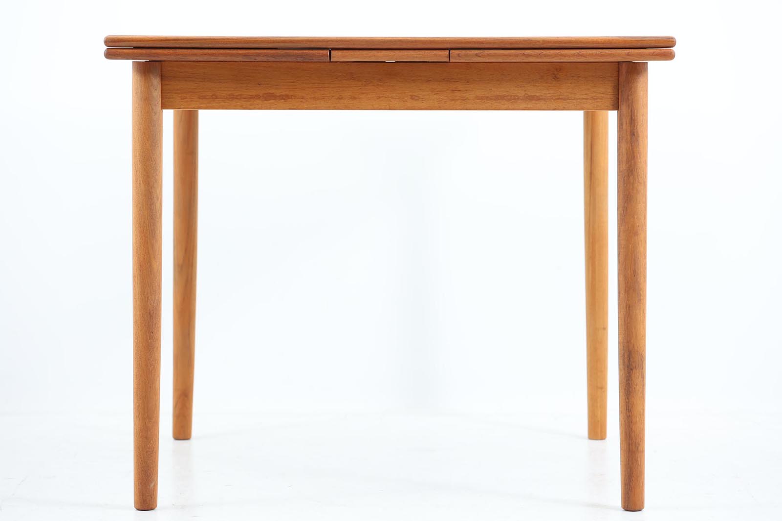 北欧より買い付けた希少な正方形の拡張式ダイニングテーブルです。チーク材の木肌が綺麗で、ダイニングを明るく演出してくれそうです。片方だけ拡張板を広げて使用可能です。