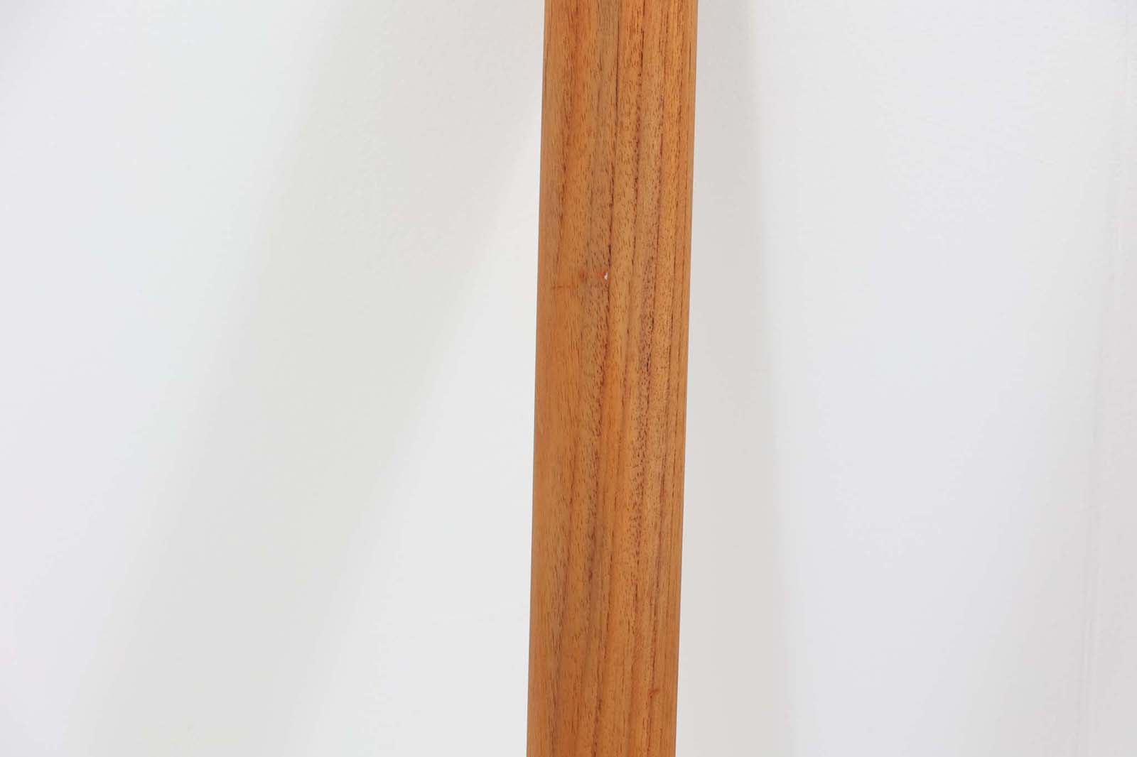 北欧より買い付けた希少な正方形の拡張式ダイニングテーブルです。チーク材の木肌が綺麗で、ダイニングを明るく演出してくれそうです。片方だけ拡張板を広げて使用可能です。