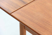 北欧より買い付けた希少な正方形の拡張式ダイニングテーブルです。チーク材の木肌が綺麗で、ダイニングを明るく演出してくれそうです。片方だけ拡張板を広げて使用可能です。