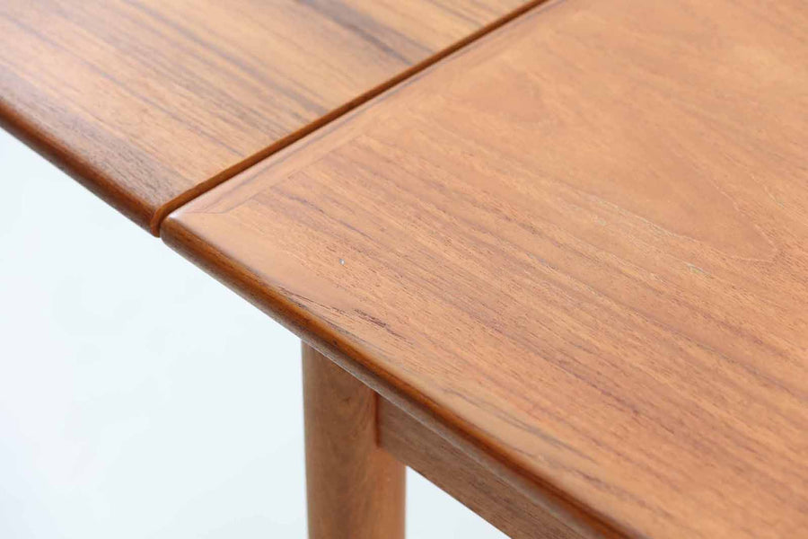 北欧より買い付けた希少な正方形の拡張式ダイニングテーブルです。チーク材の木肌が綺麗で、ダイニングを明るく演出してくれそうです。片方だけ拡張板を広げて使用可能です。