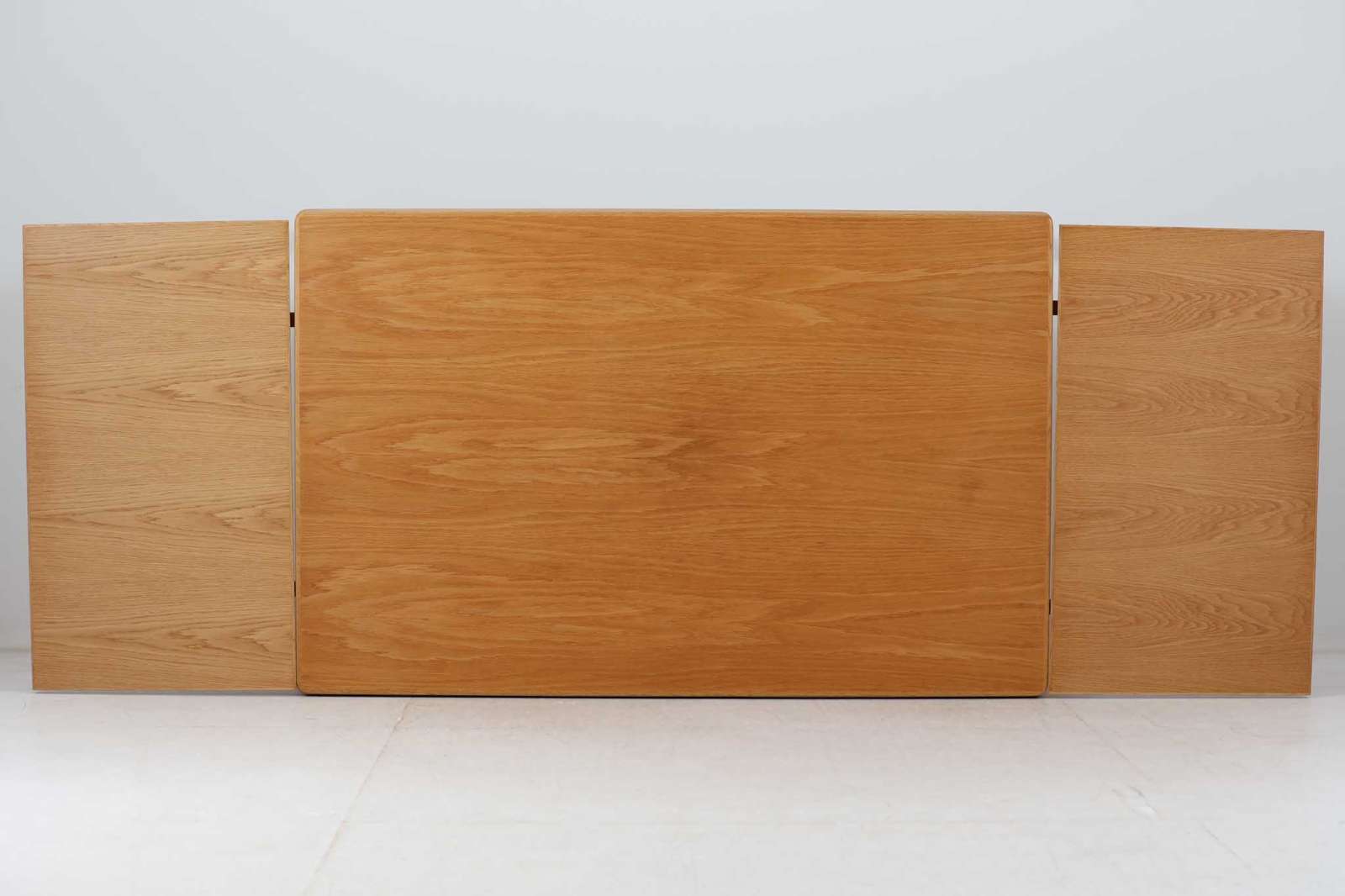 拡張板は天板内部に収納されており、収納時は見えない形になっています。そのため天板の縁は厚めに作成されています。HenningKjaerulfの代表的な作品です。オーク材の希少なモデルです。