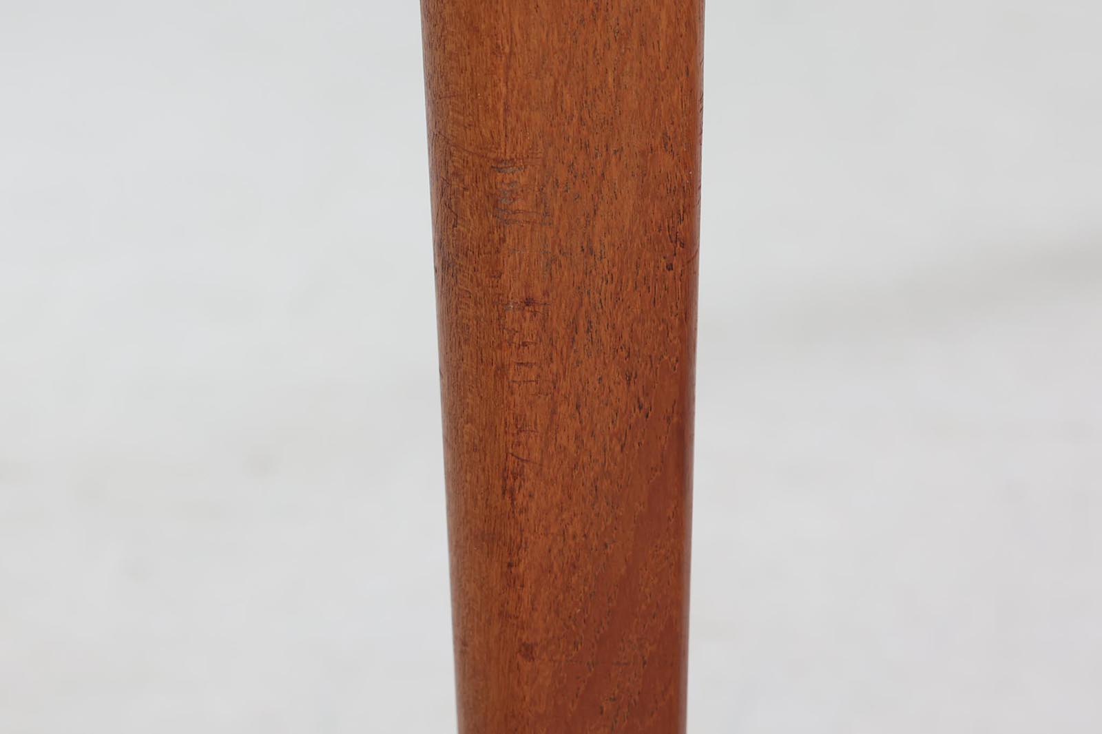 拡張板は天板内部に収納されており、収納時は見えない形になっています。そのため天板の縁は厚めに作成されています。良質なチーク材が使用されています。HenningKjaerulfの代表的な作品です。