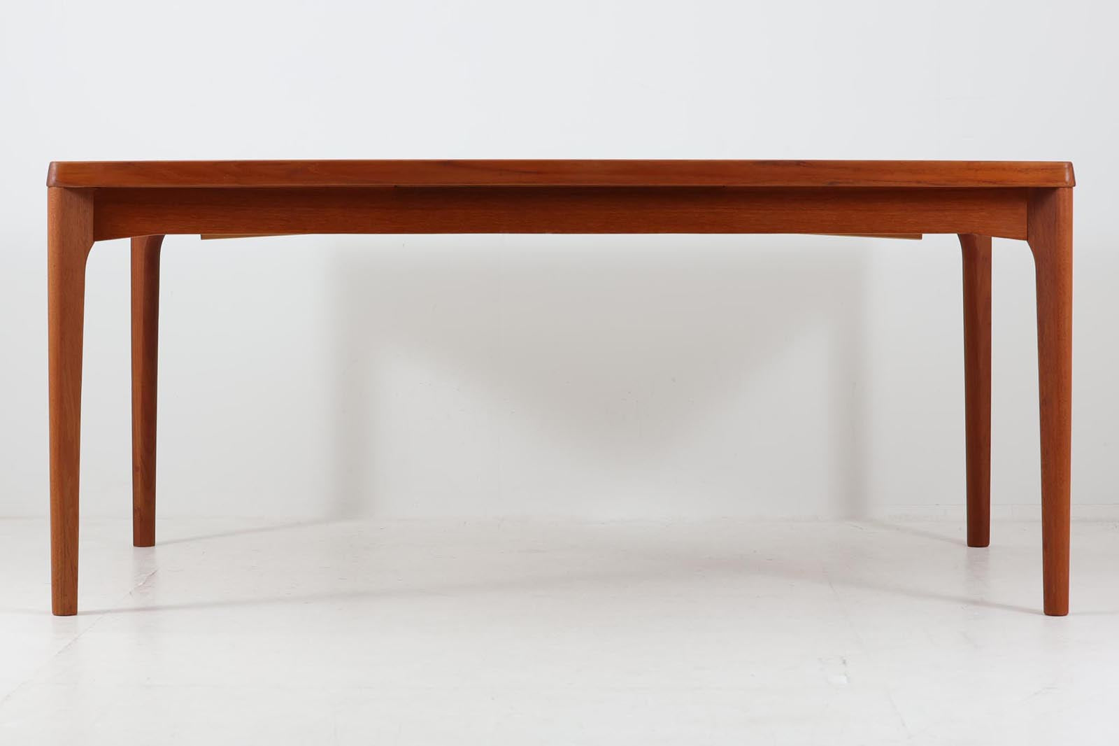 拡張板は天板内部に収納されており、収納時は見えない形になっています。そのため天板の縁は厚めに作成されています。良質なチーク材が使用されています。HenningKjaerulfの代表的な作品です。