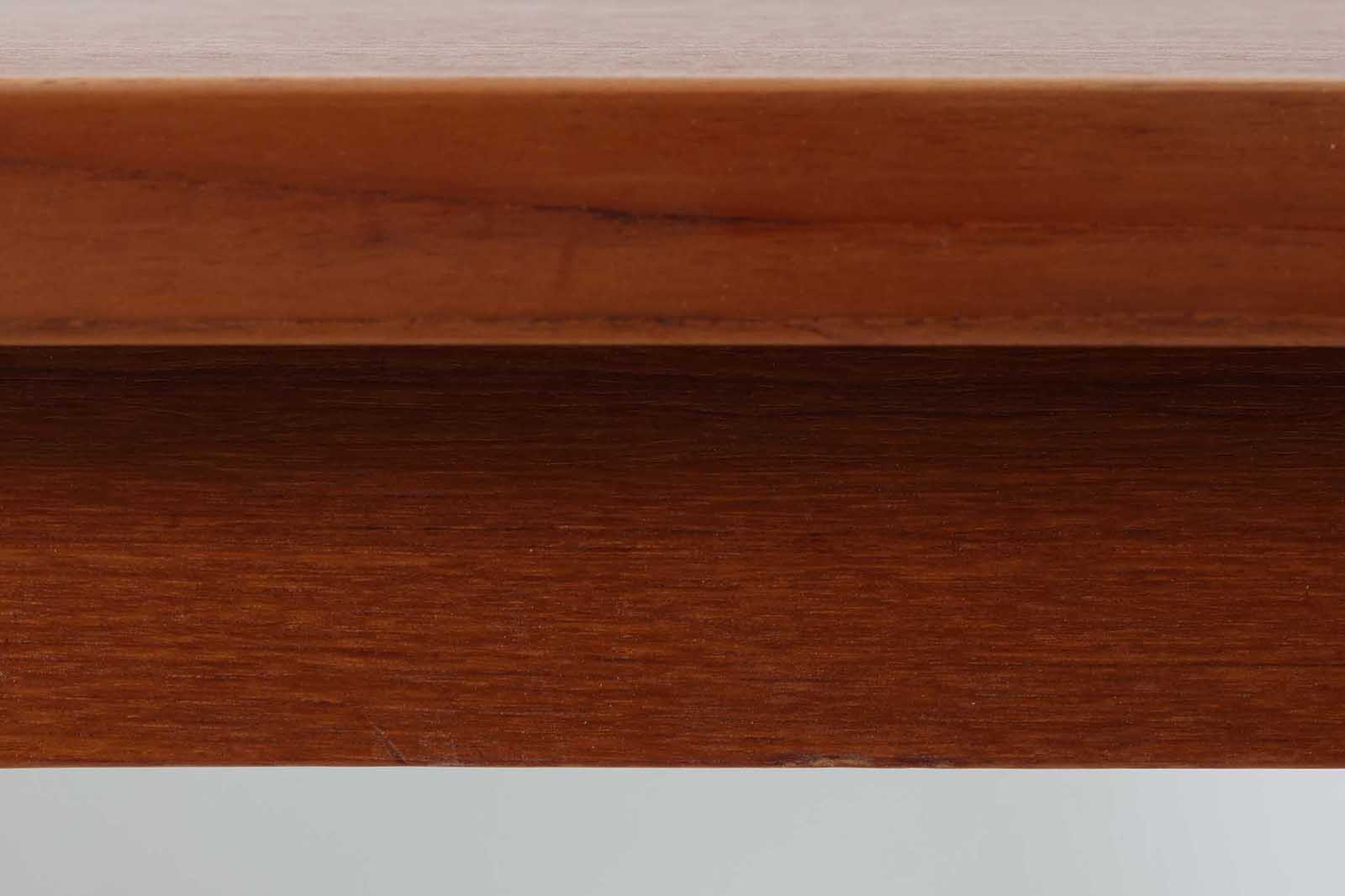 拡張板は天板内部に収納されており、収納時は見えない形になっています。そのため天板の縁は厚めに作成されています。良質なチーク材が使用されています。HenningKjaerulfの代表的な作品です。