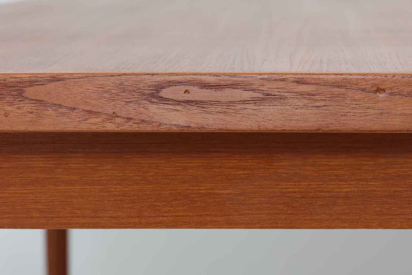 拡張板は天板内部に収納されており、収納時は見えない形になっています。そのため天板の縁は厚めに作成されています。良質なチーク材が使用されています。HenningKjaerulfの代表的な作品です。