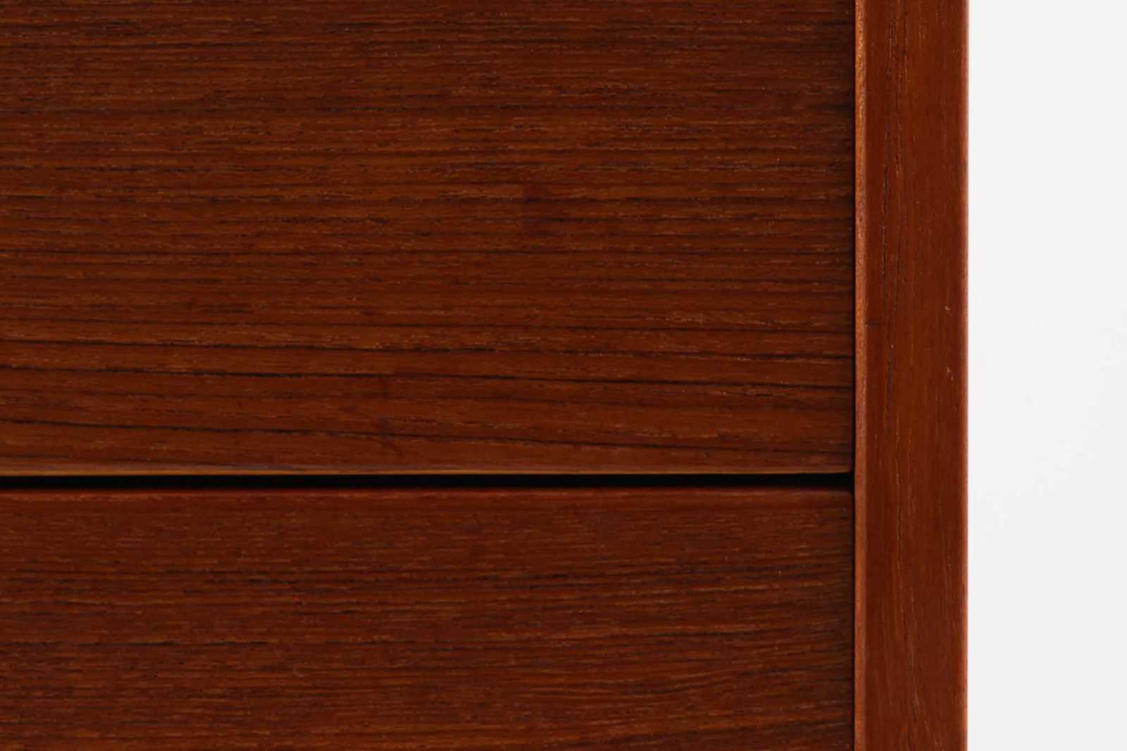 カイ・クリスチャンセン"デザインのチェストです。綺麗な木目のチーク材の木肌が魅力的です。取っ手が特徴的なデザインです。