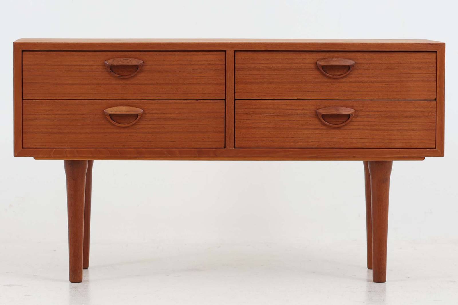 カイ・クリスチャンセン"デザインのチェストです。綺麗な木目のチーク材の木肌が魅力的です。取っ手が特徴的なデザインです。