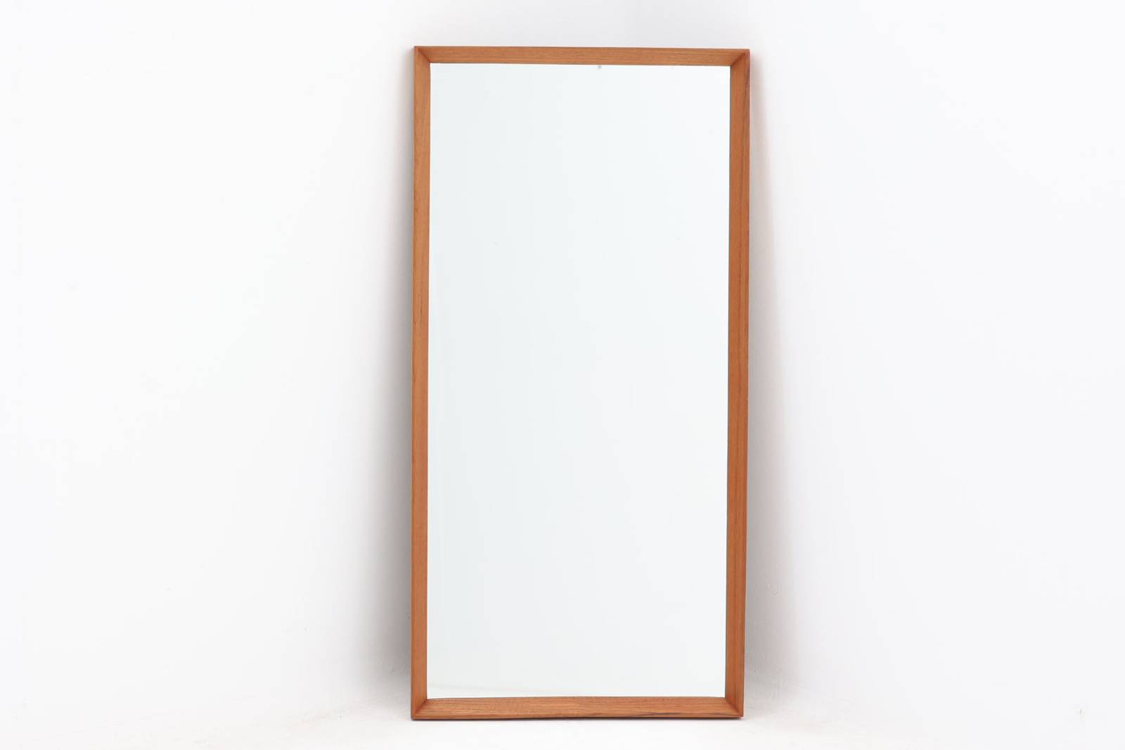 北欧より買い付けたビンテージミラーです。フレームには良質なチーク材が使用されており、高級感がございます。