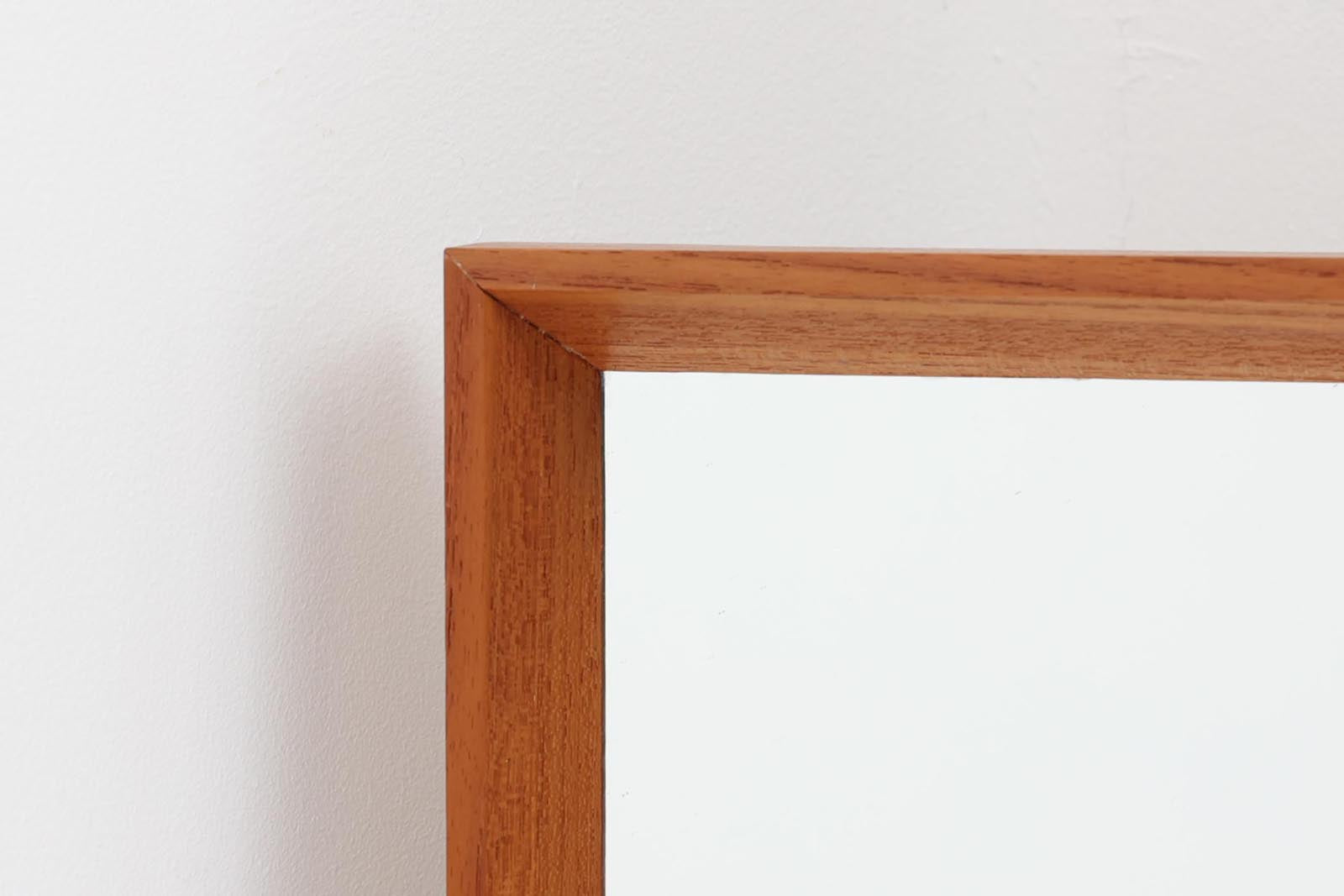 北欧より買い付けたビンテージミラーです。フレームには良質なチーク材使用されており、高級感がございます。