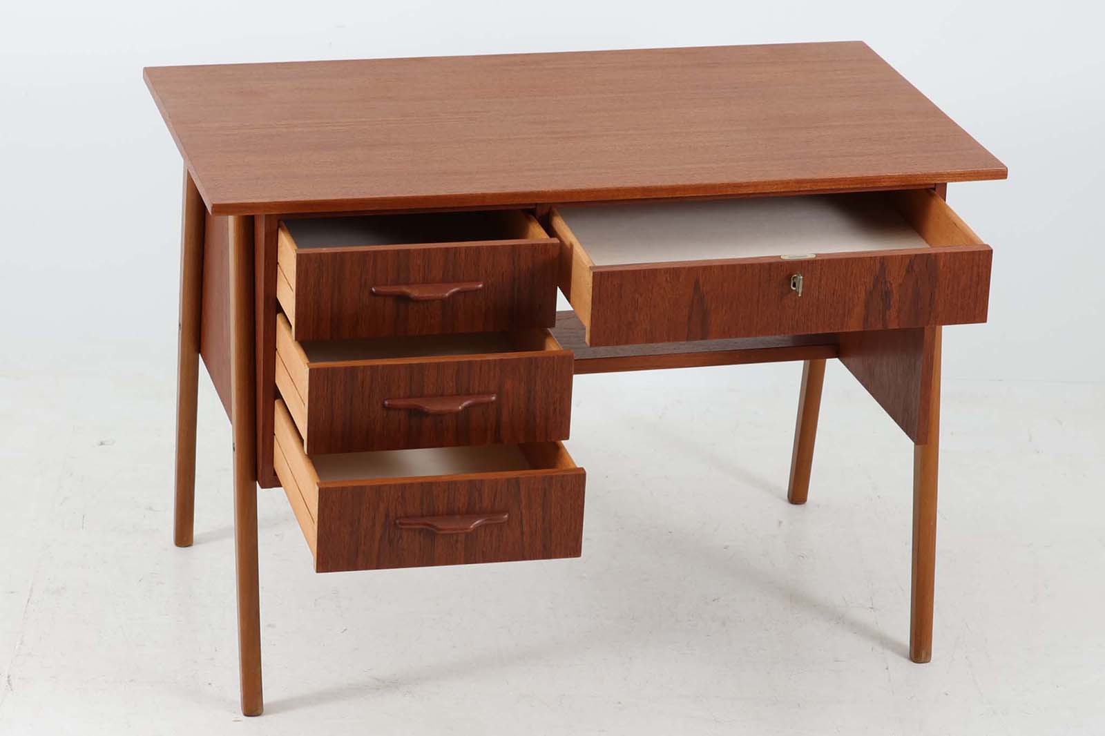 小ぶりな片袖デスクです。お子様の学習机としてもお使い頂けます。良質なチーク材が使用されており、綺麗な木目です。小ぶりながらもクオリティーの高い商品です。