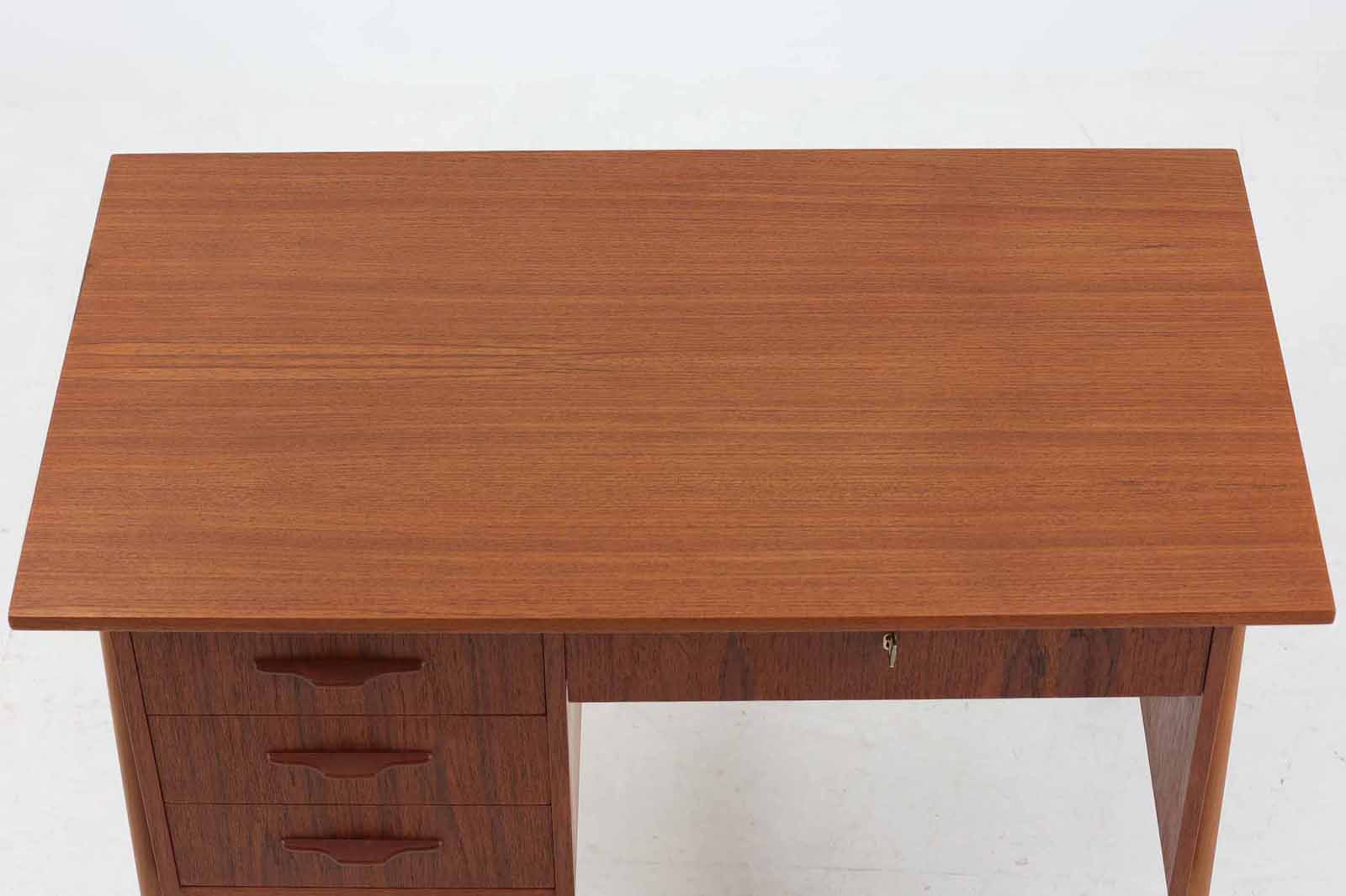 小ぶりな片袖デスクです。お子様の学習机としてもお使い頂けます。良質なチーク材が使用されており、綺麗な木目です。小ぶりながらもクオリティーの高い商品です。