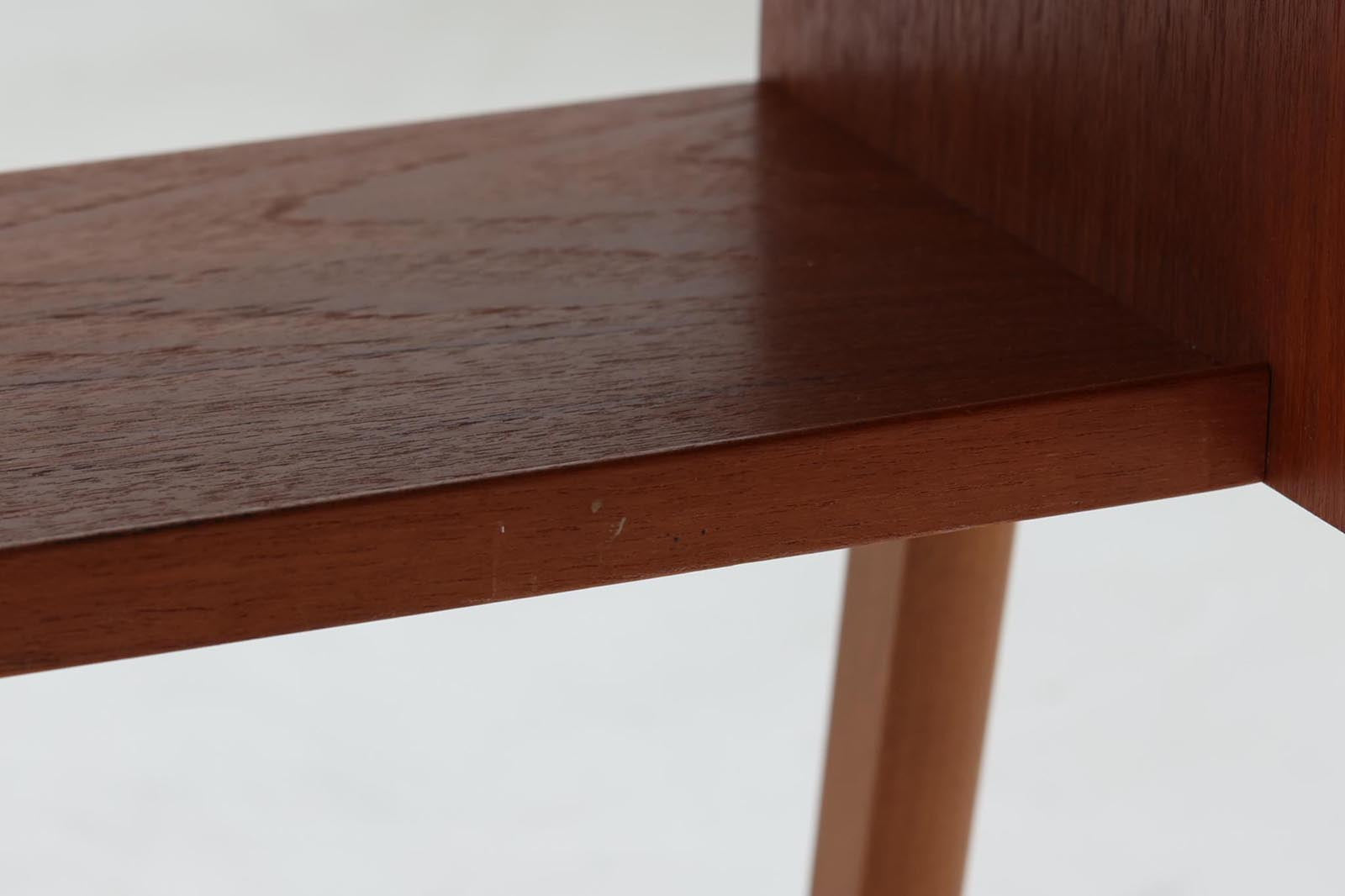 小ぶりな片袖デスクです。お子様の学習机としてもお使い頂けます。良質なチーク材が使用されており、綺麗な木目です。小ぶりながらもクオリティーの高い商品です。