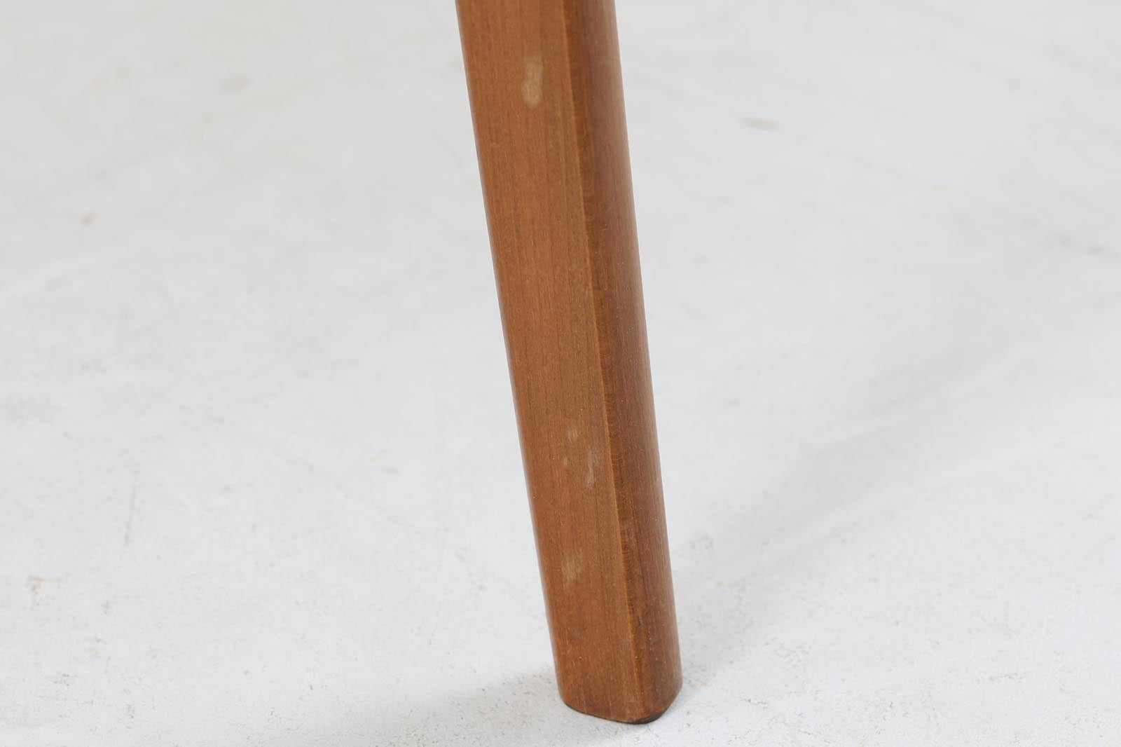 小ぶりな片袖デスクです。お子様の学習机としてもお使い頂けます。良質なチーク材が使用されており、綺麗な木目です。小ぶりながらもクオリティーの高い商品です。