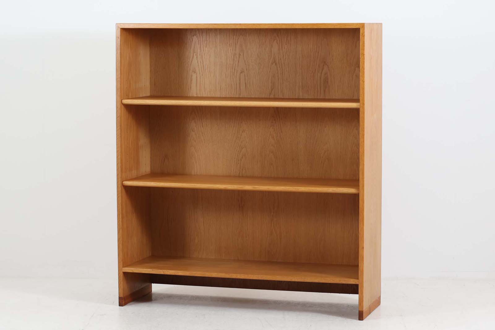 北欧より買い付けたHansJ.Wegnerデザインのブックシェルフです。彼のキャビネット類を数多く手がけたRYmobler社製の本棚です。本体はオーク材が使用されています。シンプルなデザインながらも要所要所にウェグナーらしいデザインが施してあり、実用性にも優れている逸品です。