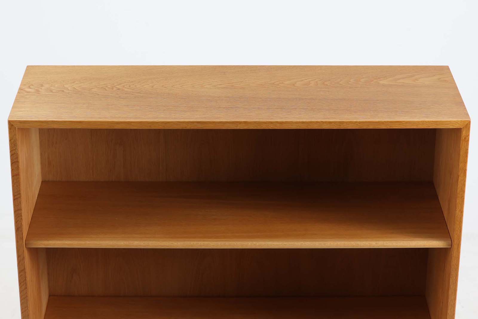 北欧より買い付けたHansJ.Wegnerデザインのブックシェルフです。彼のキャビネット類を数多く手がけたRYmobler社製の本棚です。本体はオーク材が使用されています。シンプルなデザインながらも要所要所にウェグナーらしいデザインが施してあり、実用性にも優れている逸品です。