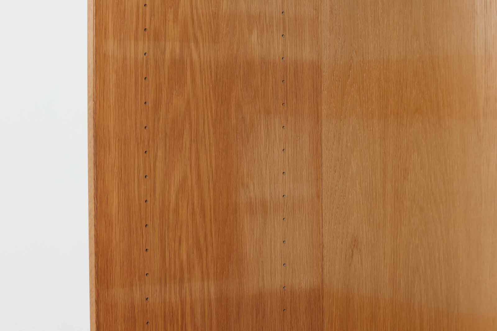 北欧より買い付けたHansJ.Wegnerデザインのブックシェルフです。彼のキャビネット類を数多く手がけたRYmobler社製の本棚です。本体はオーク材が使用されています。シンプルなデザインながらも要所要所にウェグナーらしいデザインが施してあり、実用性にも優れている逸品です。