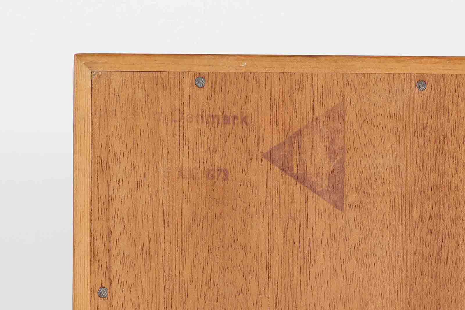 北欧より買い付けたHansJ.Wegnerデザインのブックシェルフです。彼のキャビネット類を数多く手がけたRYmobler社製の本棚です。本体はオーク材が使用されています。シンプルなデザインながらも要所要所にウェグナーらしいデザインが施してあり、実用性にも優れている逸品です。