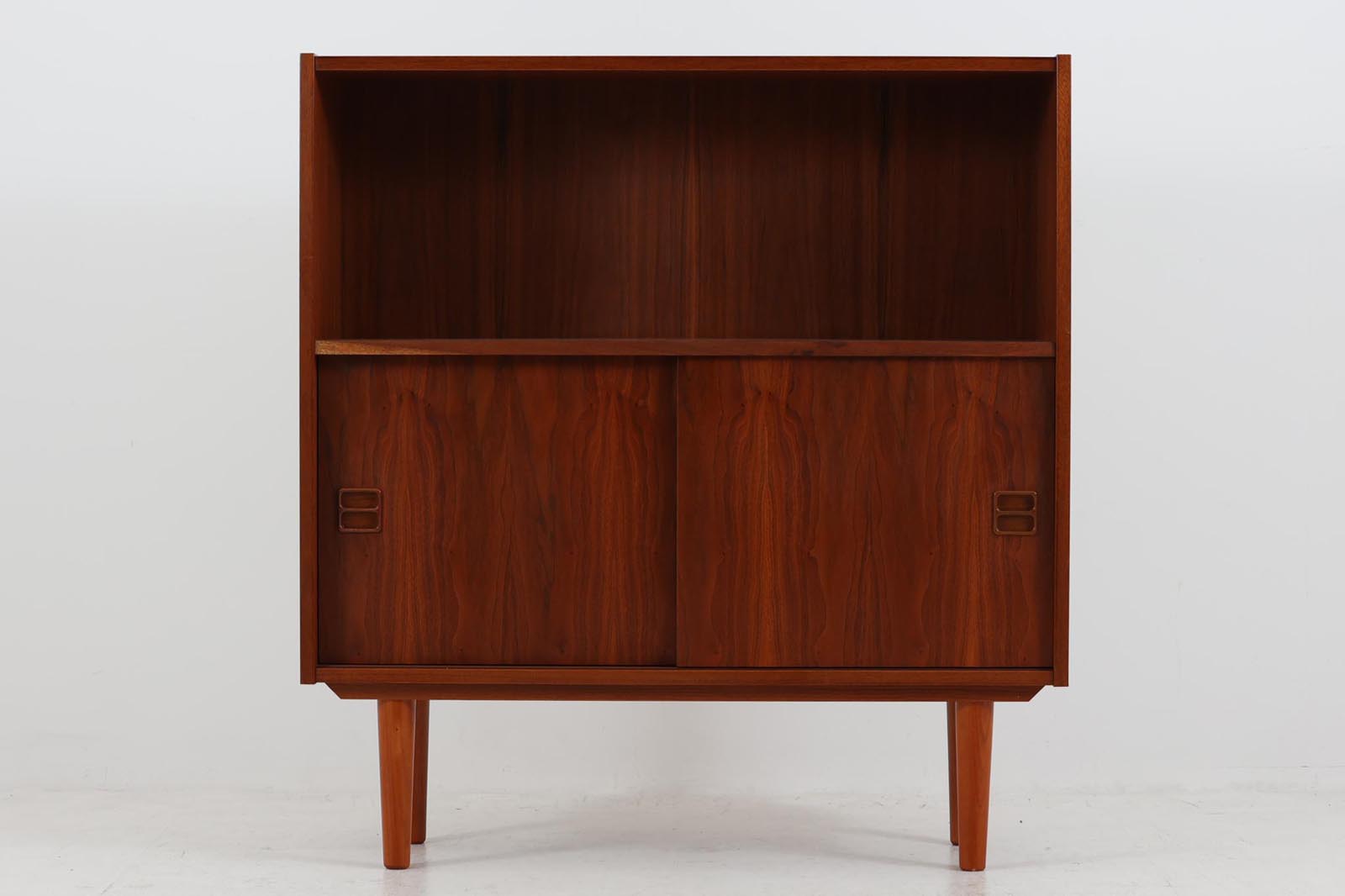 北欧より買い付けたシェルフです。シンプルなデザインですが、本体には良質なチーク材が使用されており高級感がございます。引き戸付きの希少なモデルです。