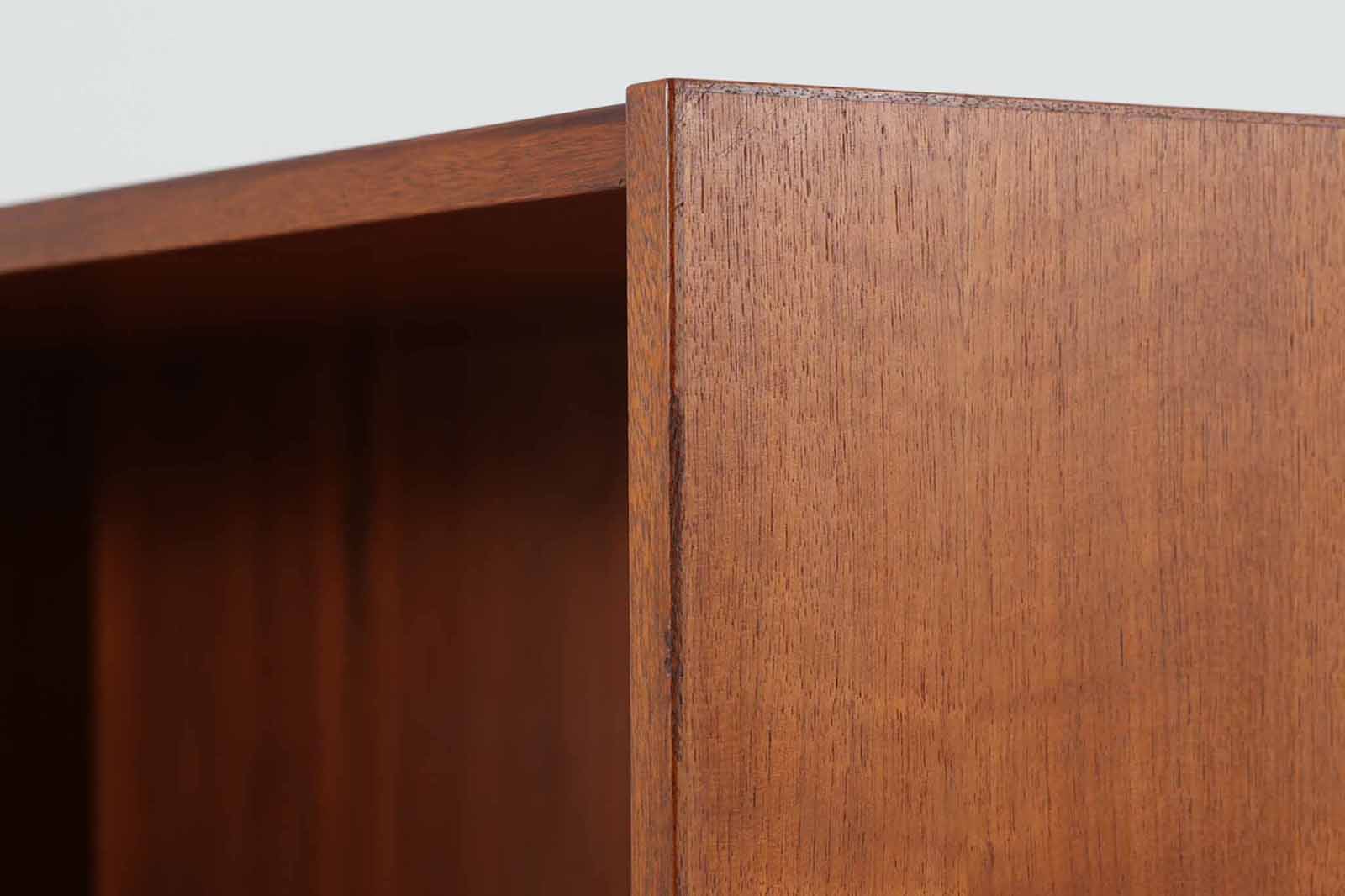 北欧より買い付けたシェルフです。シンプルなデザインですが、本体には良質なチーク材が使用されており高級感がございます。引き戸付きの希少なモデルです。
