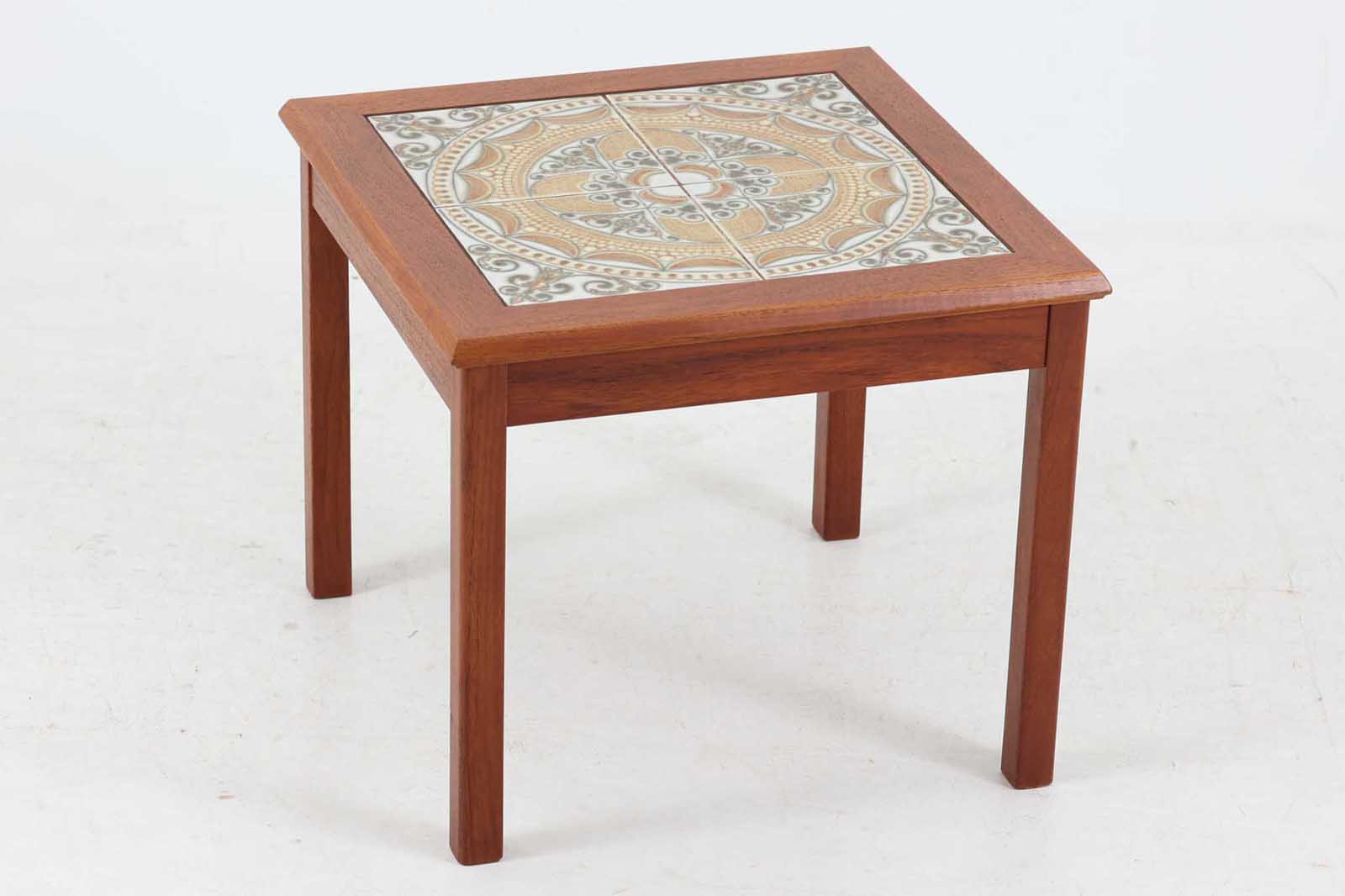 北欧より買い付けたサイドテーブルです。タイルがデザインポイントになっており、熱いコップなどをそのまま置く事が出来ます。本体には良質なチーク材が使用されています。
