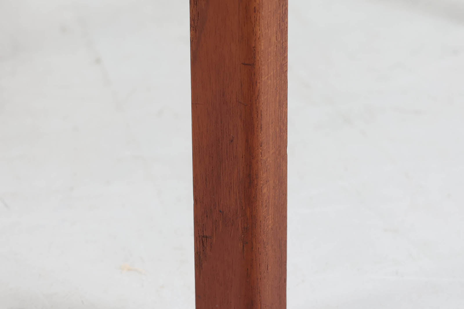 北欧より買い付けたサイドテーブルです。タイルがデザインポイントになっており、熱いコップなどをそのまま置く事が出来ます。本体には良質なチーク材が使用されています。