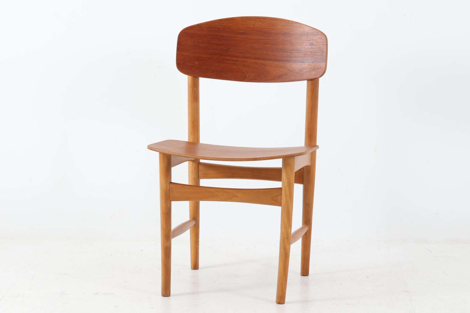 北欧より買い付けたチェアです。Borgemogensenによってデザインされた「model122」です。チーク材の背と座とビーチ材のフレームの組み合わせがデザインポイントになっています。脚に反りがあるため難あり品としての販売です。