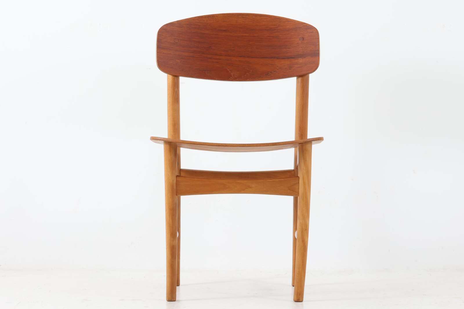 北欧より買い付けたチェアです。Borgemogensenによってデザインされた「model122」です。チーク材の背と座とビーチ材のフレームの組み合わせがデザインポイントになっています。脚に反りがあるため難あり品としての販売です。