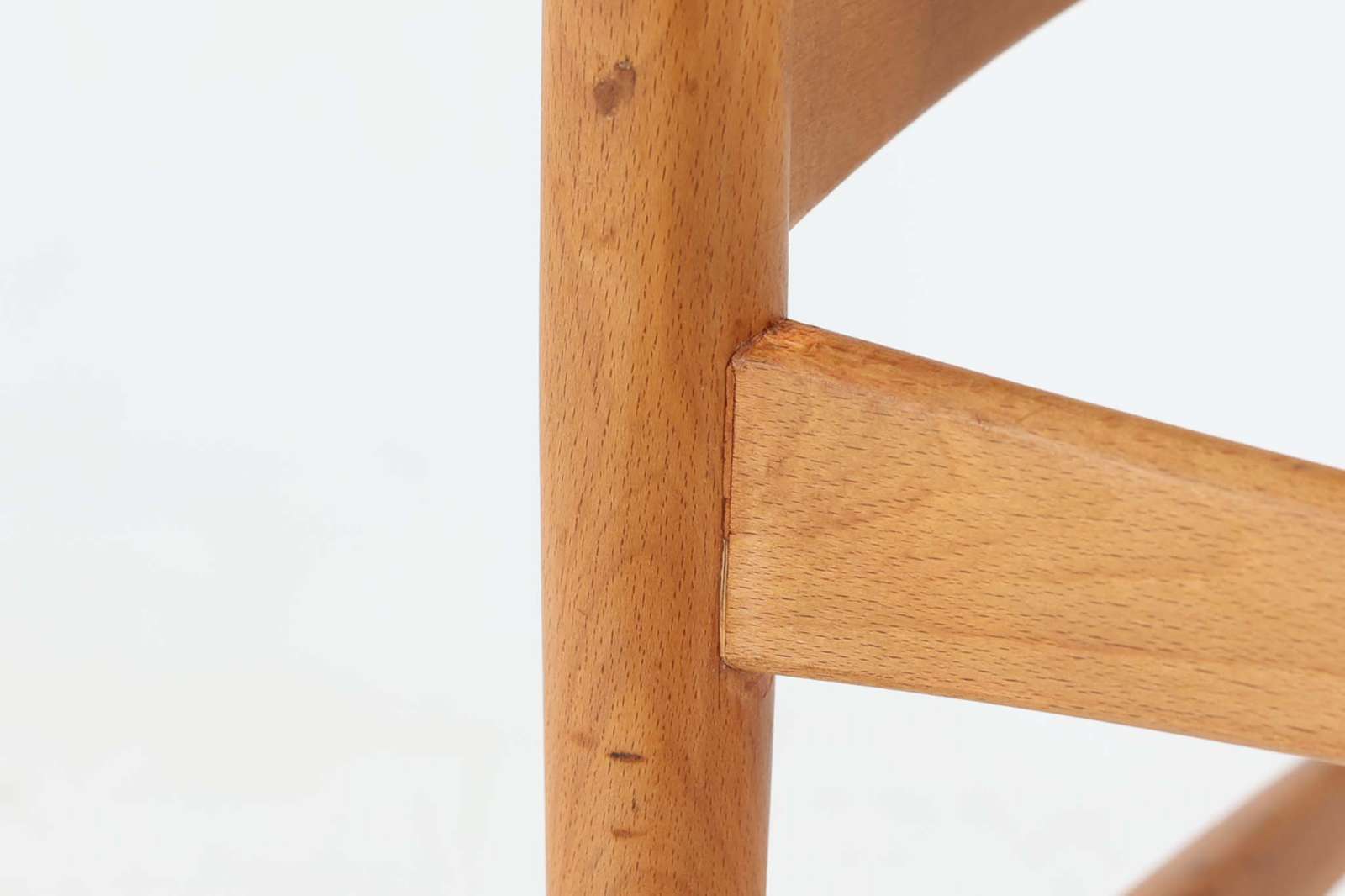 北欧より買い付けたチェアです。Borgemogensenによってデザインされた「model122」です。チーク材の背と座とビーチ材のフレームの組み合わせがデザインポイントになっています。脚に反りがあるため難あり品としての販売です。