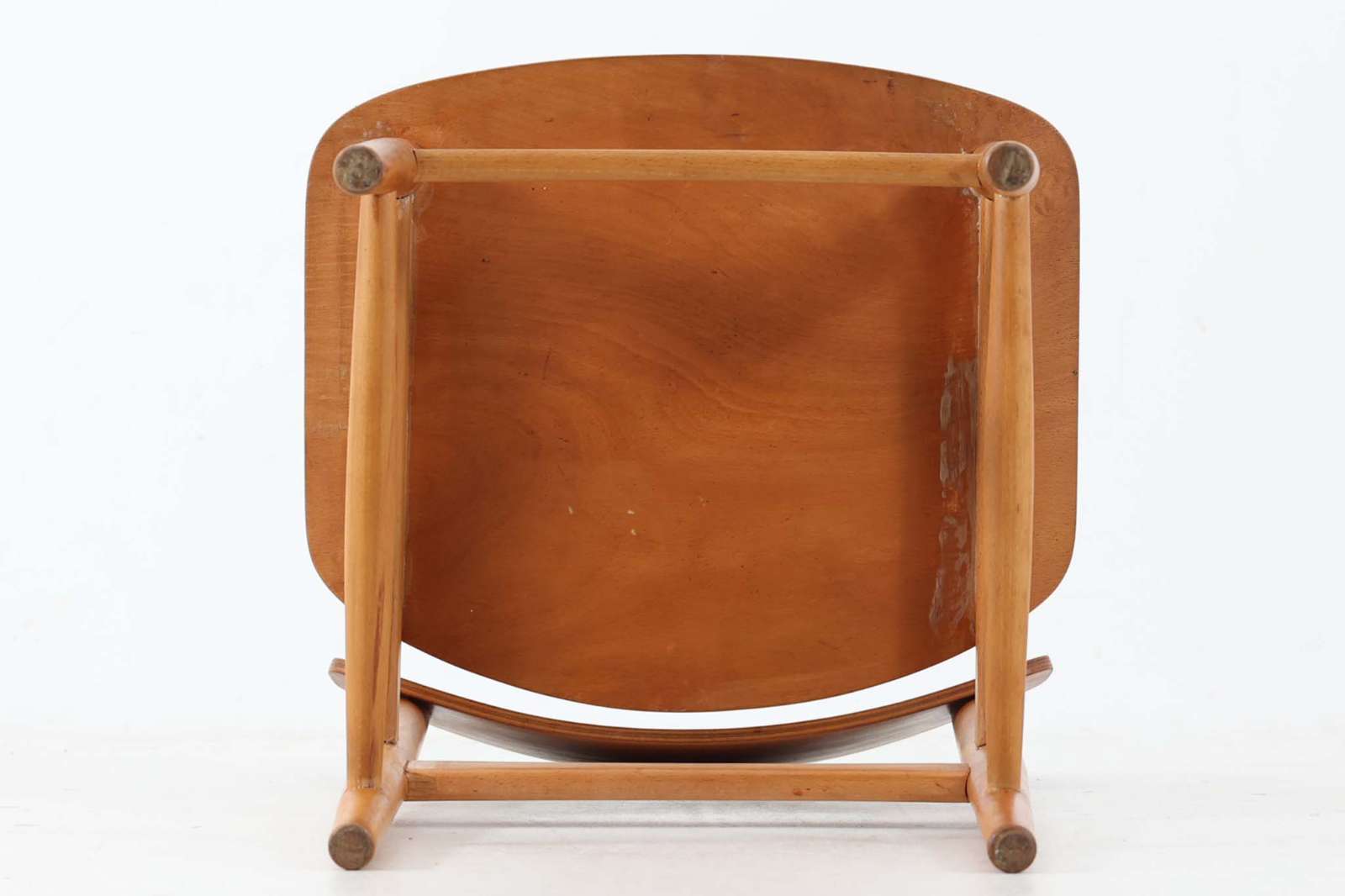 北欧より買い付けたチェアです。Borgemogensenによってデザインされた「model122」です。チーク材の背と座とビーチ材のフレームの組み合わせがデザインポイントになっています。脚に反りがあるため難あり品としての販売です。