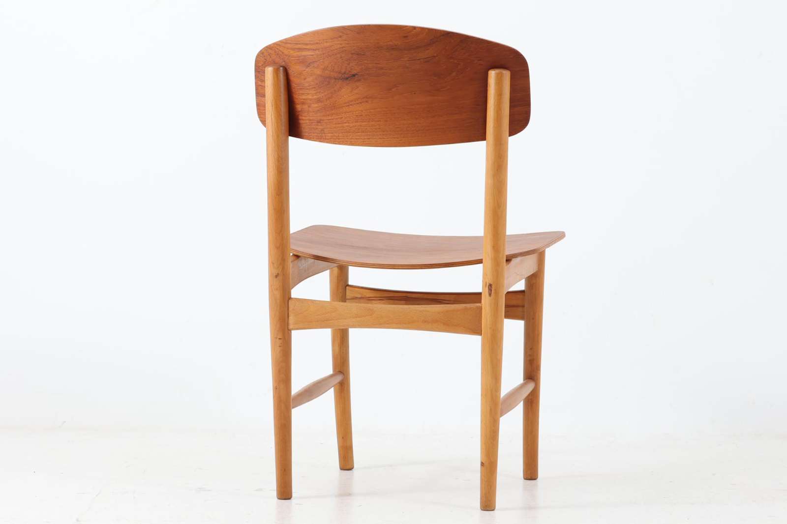 北欧より買い付けたチェアです。Borgemogensenによってデザインされた「model122」です。チーク材の背と座とビーチ材のフレームの組み合わせがデザインポイントになっています。脚に反りがあるため難あり品としての販売です。