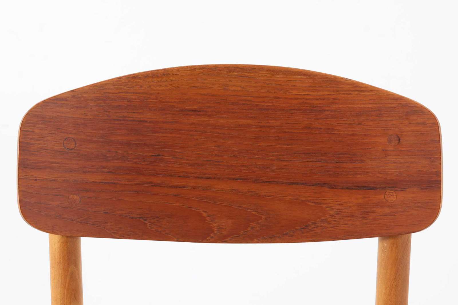 北欧より買い付けたチェアです。Borgemogensenによってデザインされた「model122」です。チーク材の背と座とビーチ材のフレームの組み合わせがデザインポイントになっています。脚に反りがあるため難あり品としての販売です。