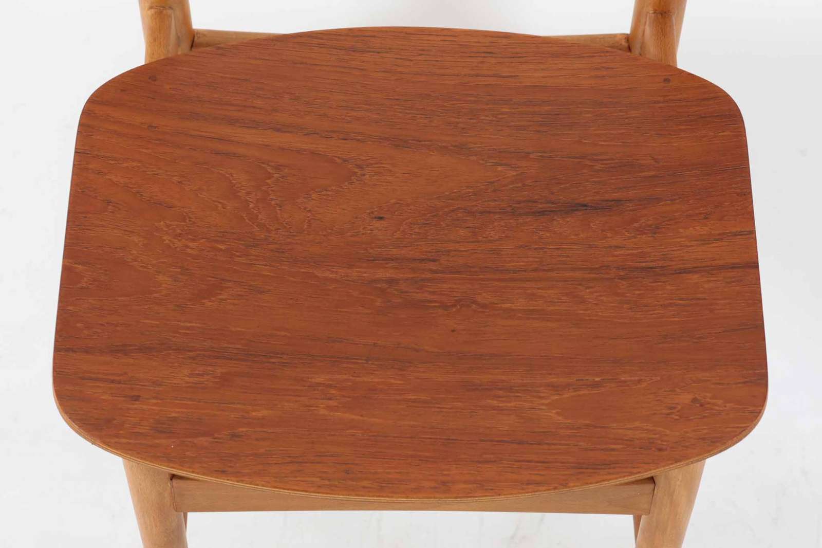 北欧より買い付けたチェアです。Borgemogensenによってデザインされた「model122」です。チーク材の背と座とビーチ材のフレームの組み合わせがデザインポイントになっています。脚に反りがあるため難あり品としての販売です。