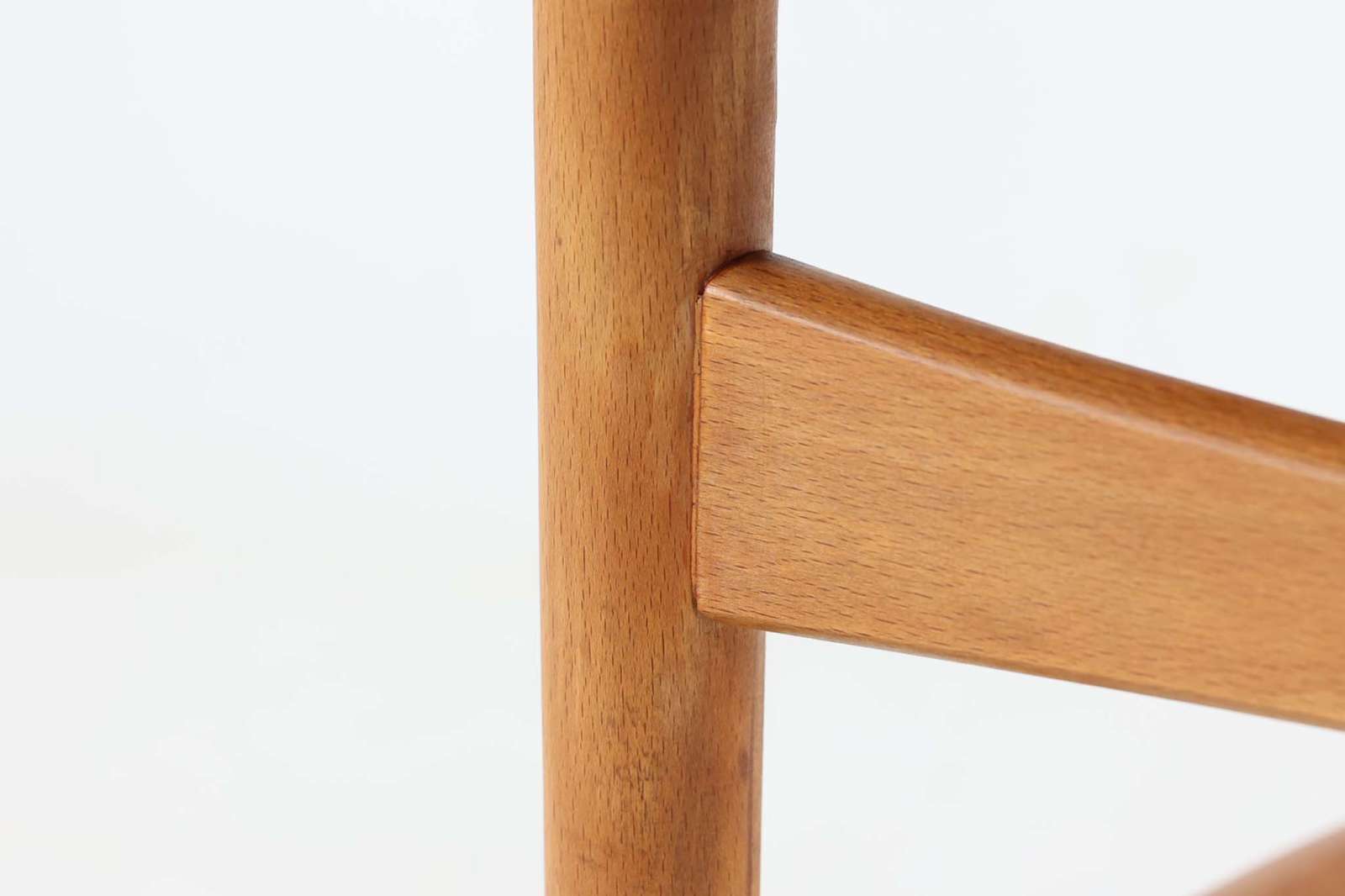 北欧より買い付けたチェアです。Borgemogensenによってデザインされた「model122」です。チーク材の背と座とビーチ材のフレームの組み合わせがデザインポイントになっています。脚に反りがあるため難あり品としての販売です。