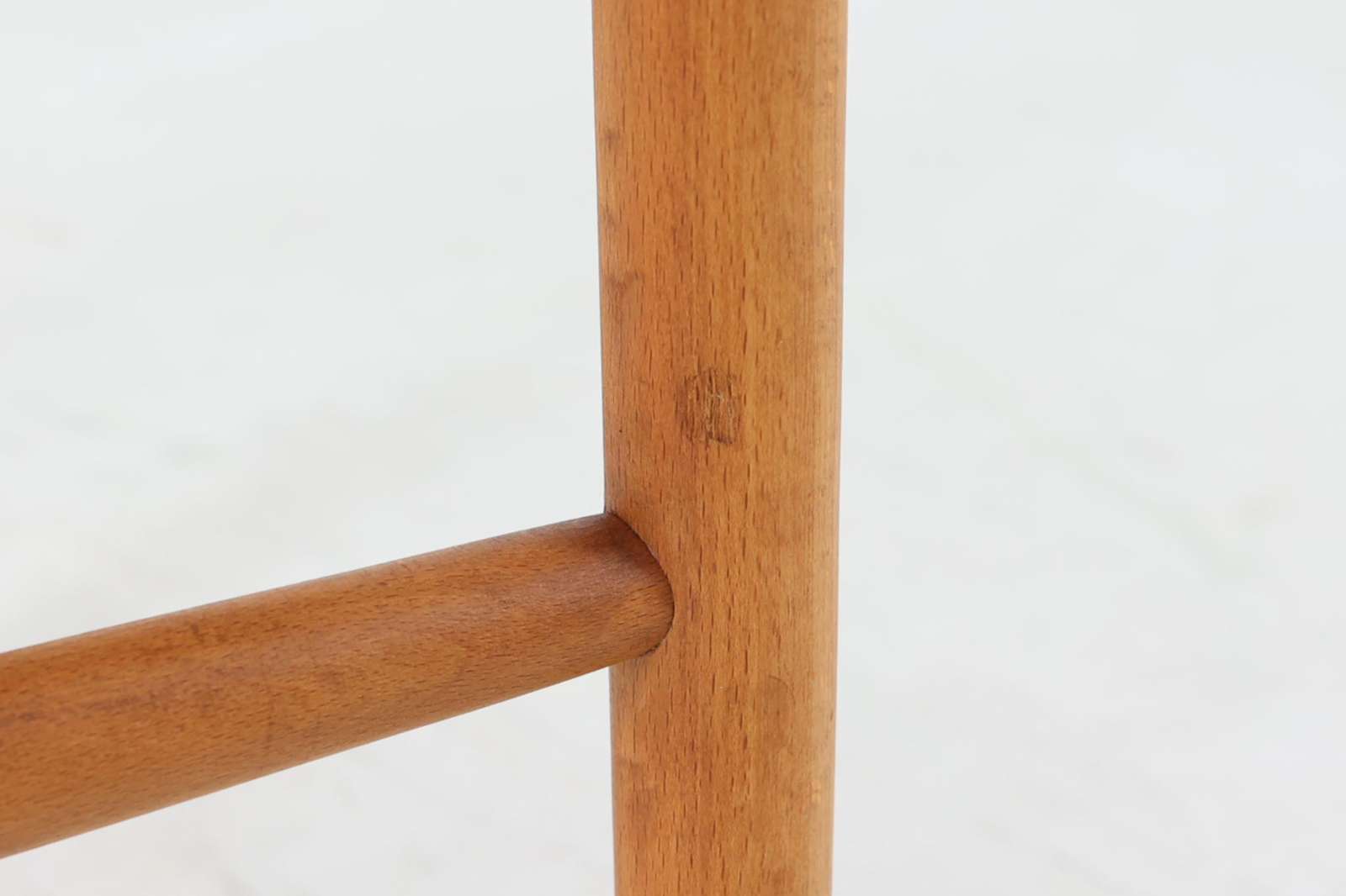 北欧より買い付けたチェアです。Borgemogensenによってデザインされた「model122」です。チーク材の背と座とビーチ材のフレームの組み合わせがデザインポイントになっています。脚に反りがあるため難あり品としての販売です。