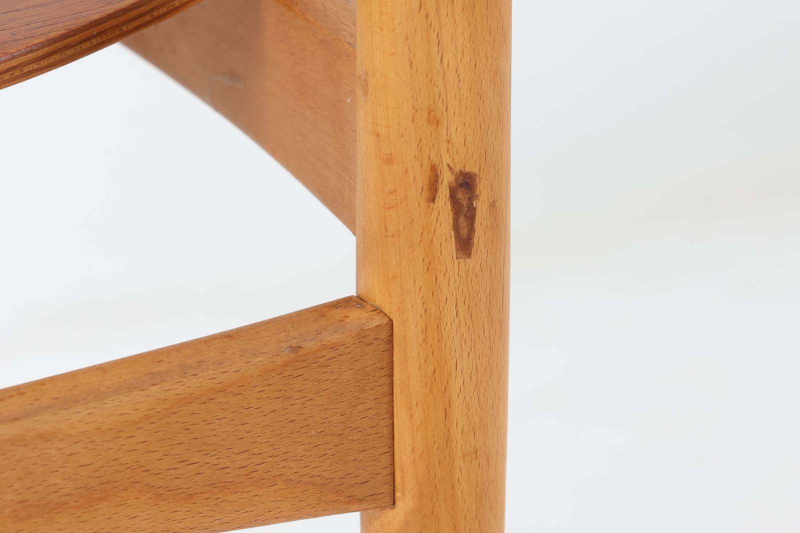 北欧より買い付けたチェアです。Borgemogensenによってデザインされた「model122」です。チーク材の背と座とビーチ材のフレームの組み合わせがデザインポイントになっています。脚に反りがあるため難あり品としての販売です。